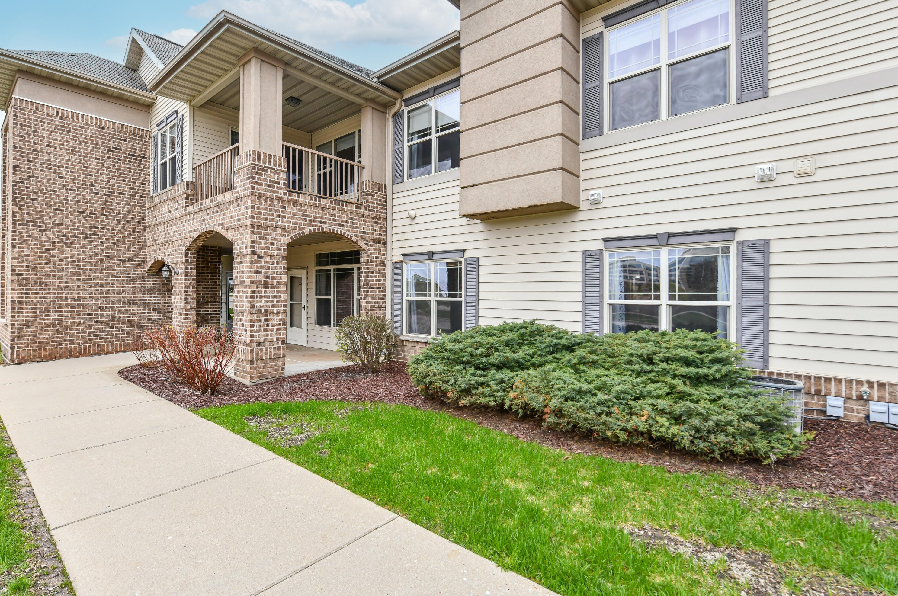 3053 W Drexel Ave #110, Hales Corners, WI 53132