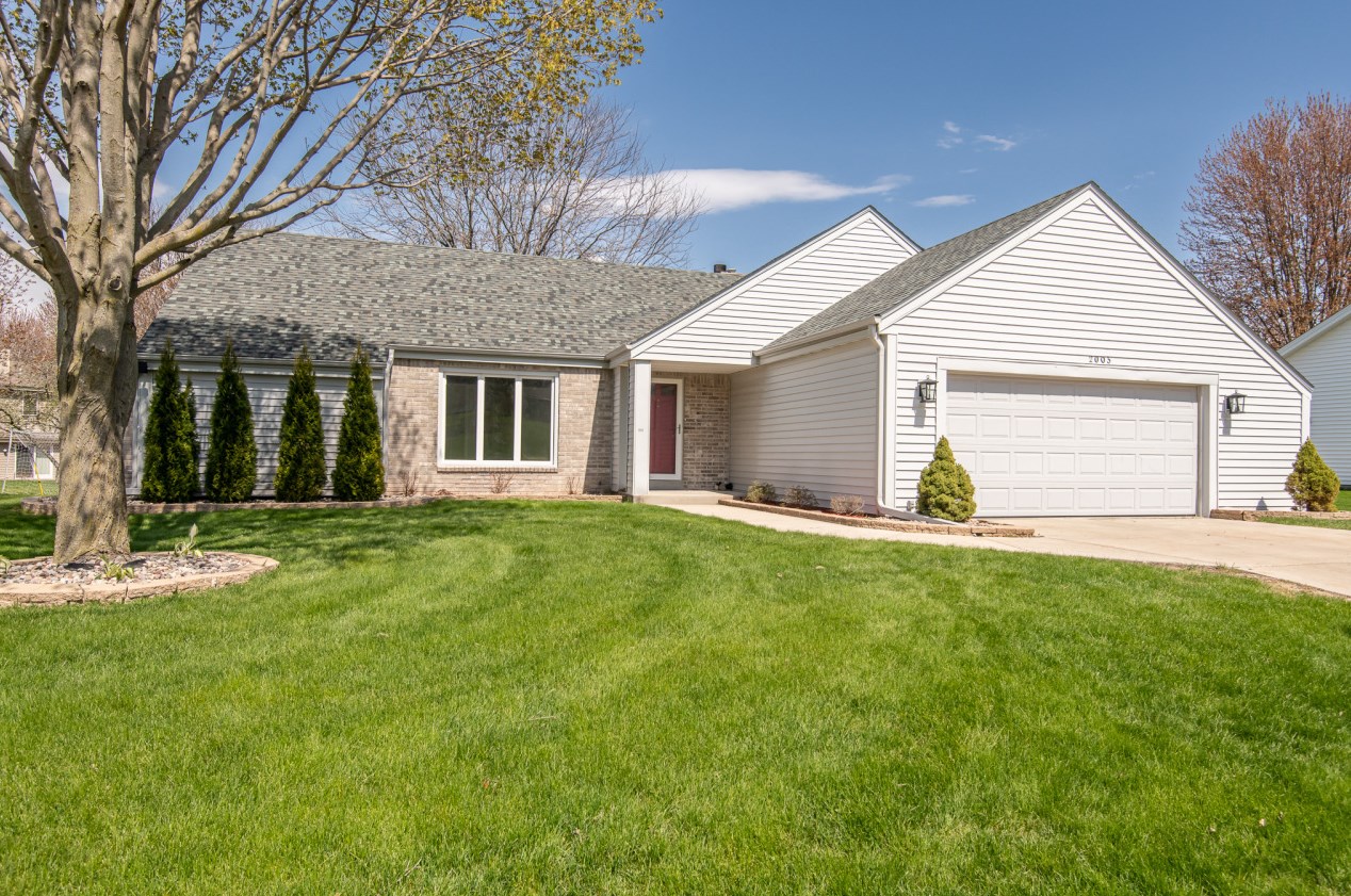 2003 Penhurst Way, Waukesha, WI 53186