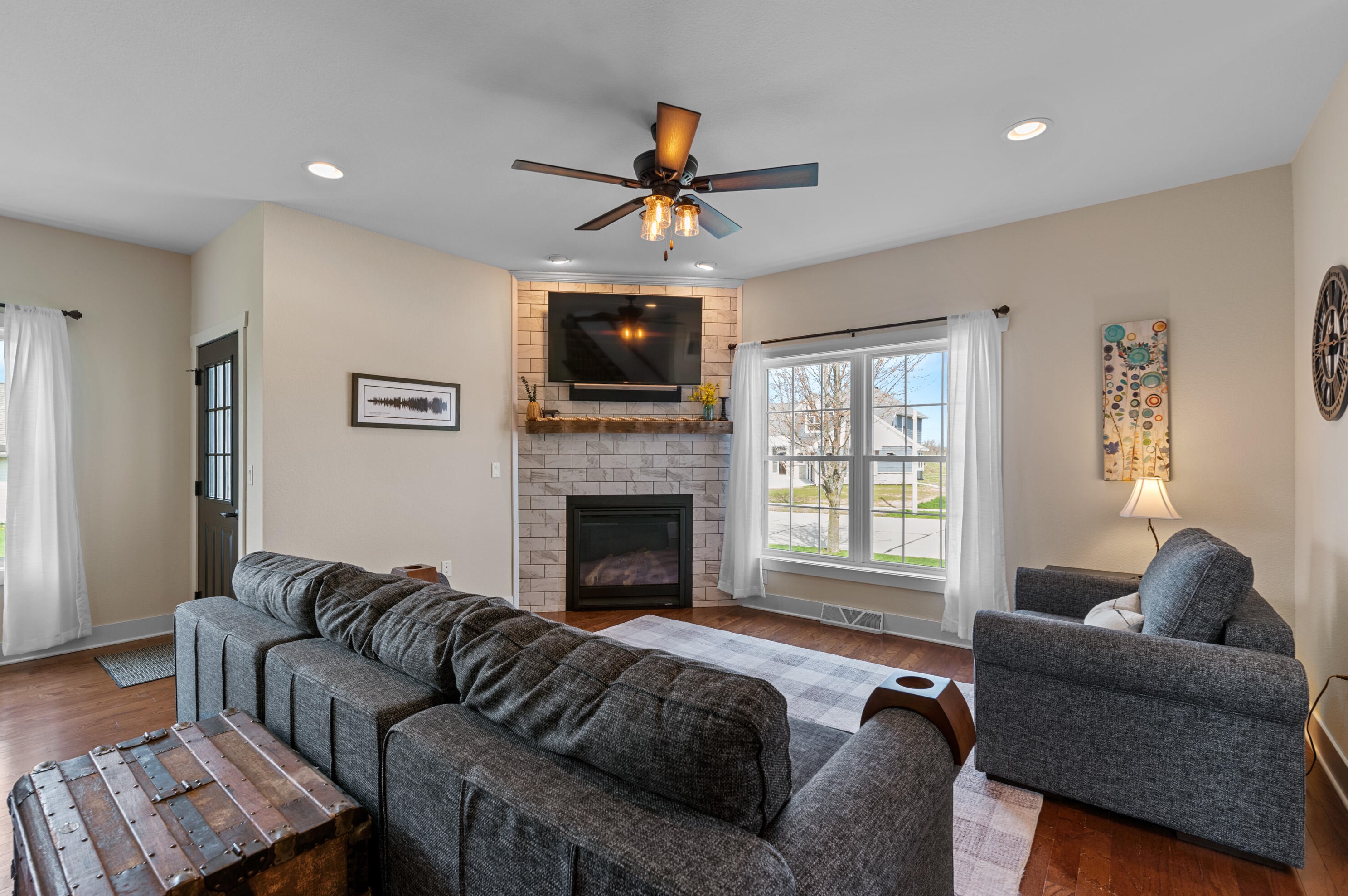 1407 Red Oak Dr, Hartford WI  53027-8722 exterior