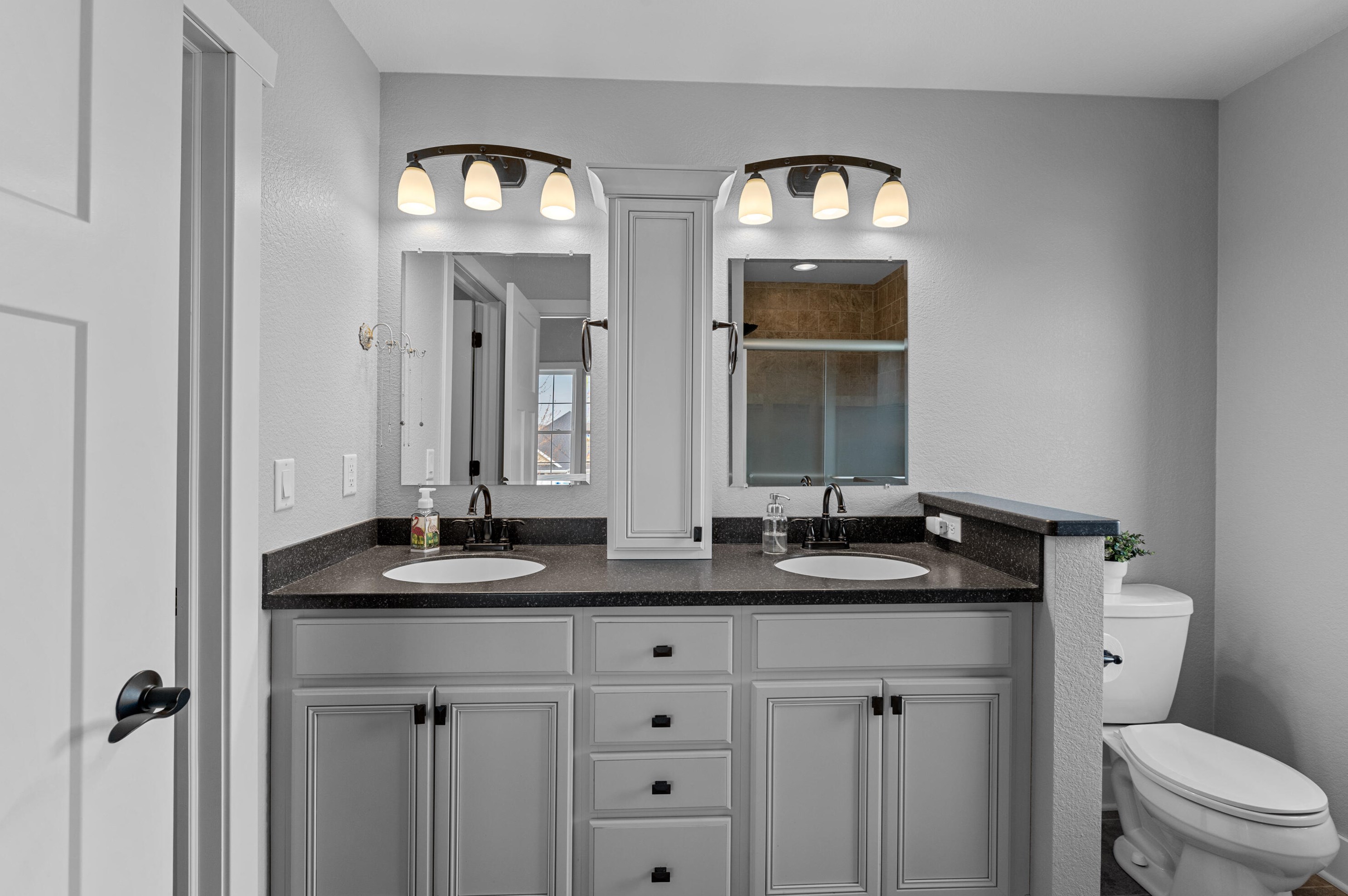 1407 Red Oak Dr, Hartford WI  53027-8722 exterior