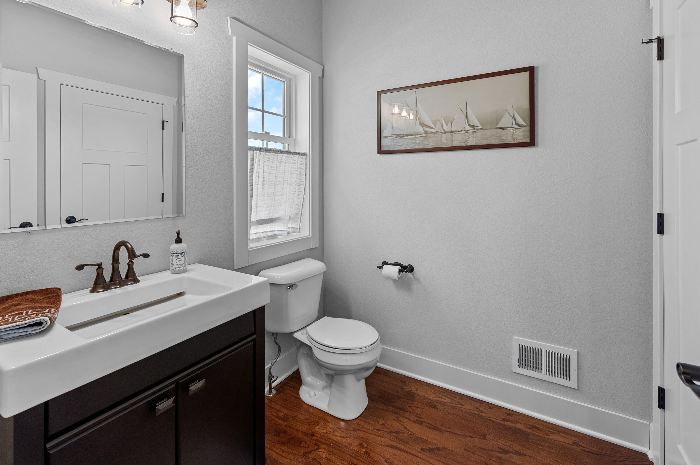 1407 Red Oak Dr, Hartford WI  53027-8722 exterior