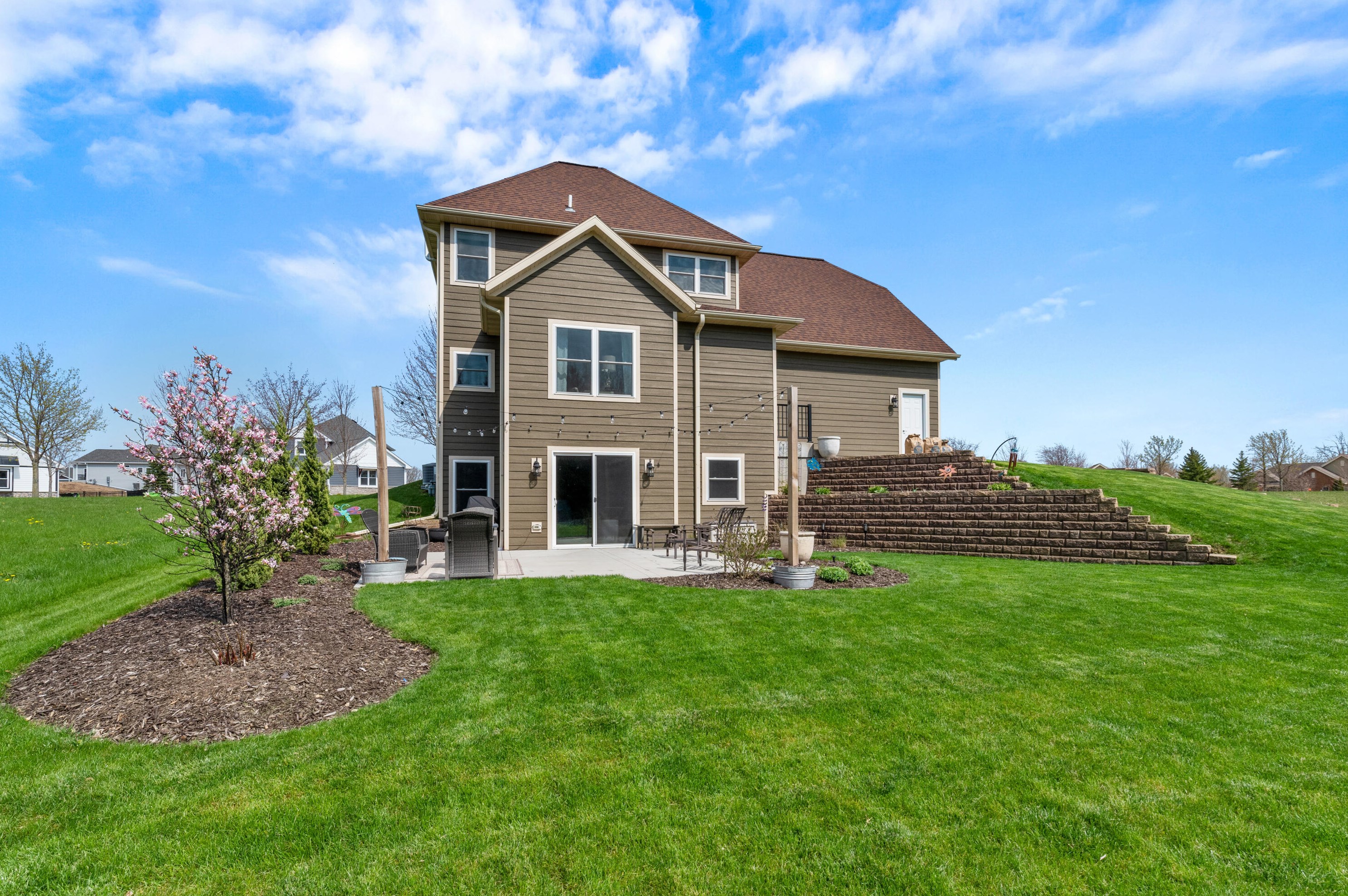 1407 Red Oak Dr, Hartford WI  53027-8722 exterior