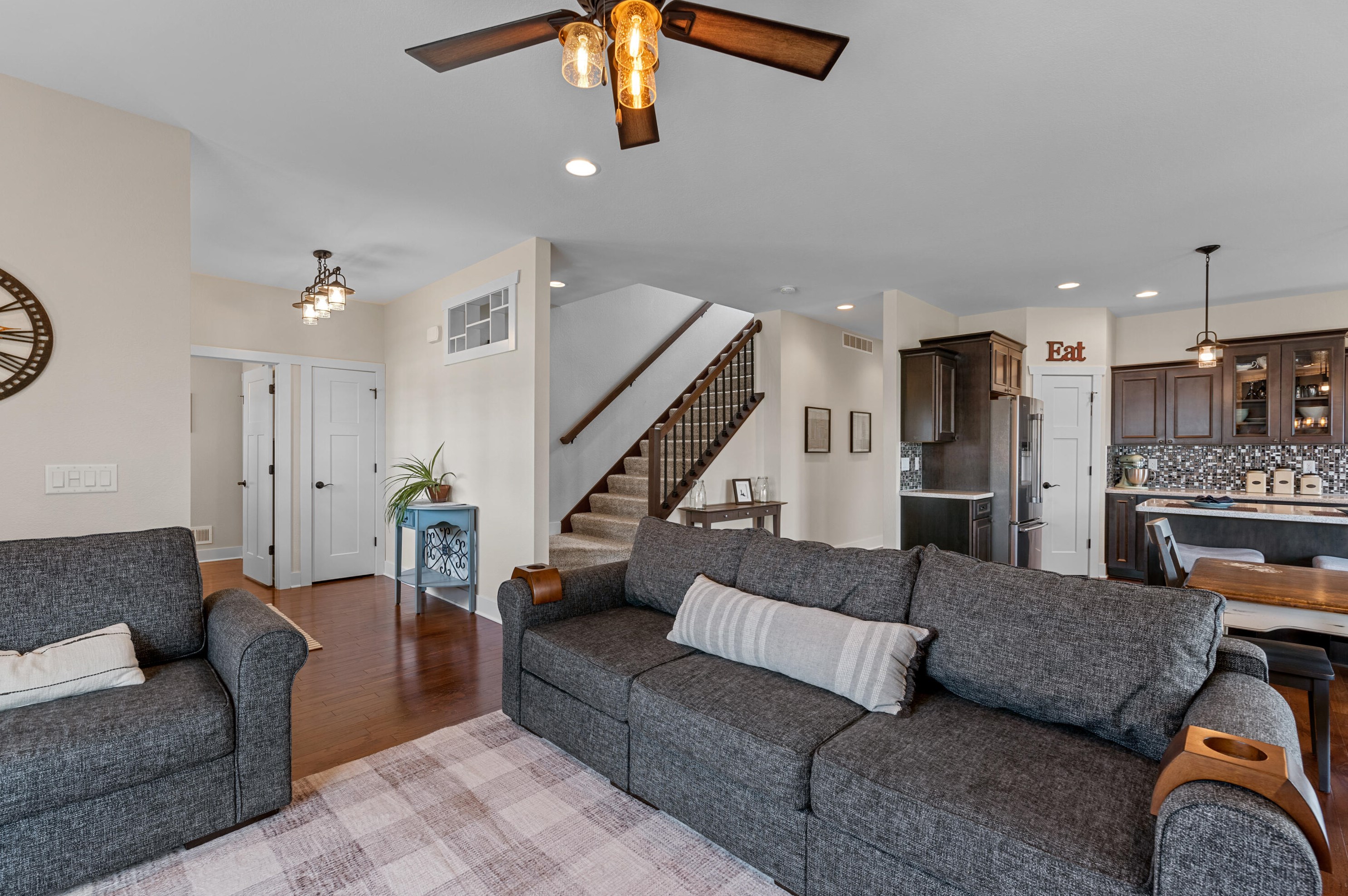 1407 Red Oak Dr, Hartford WI  53027-8722 exterior