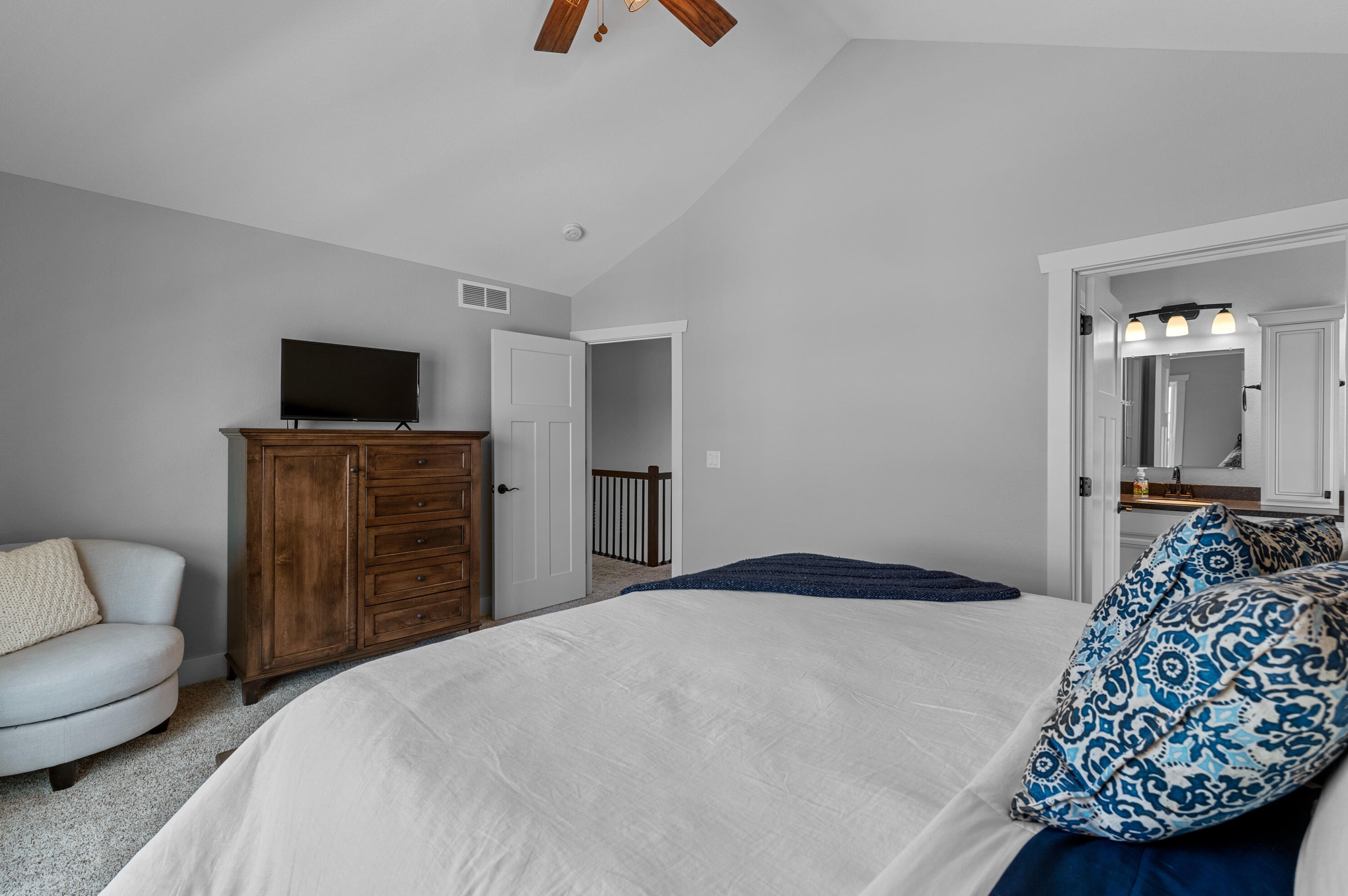 1407 Red Oak Dr, Hartford WI  53027-8722 exterior