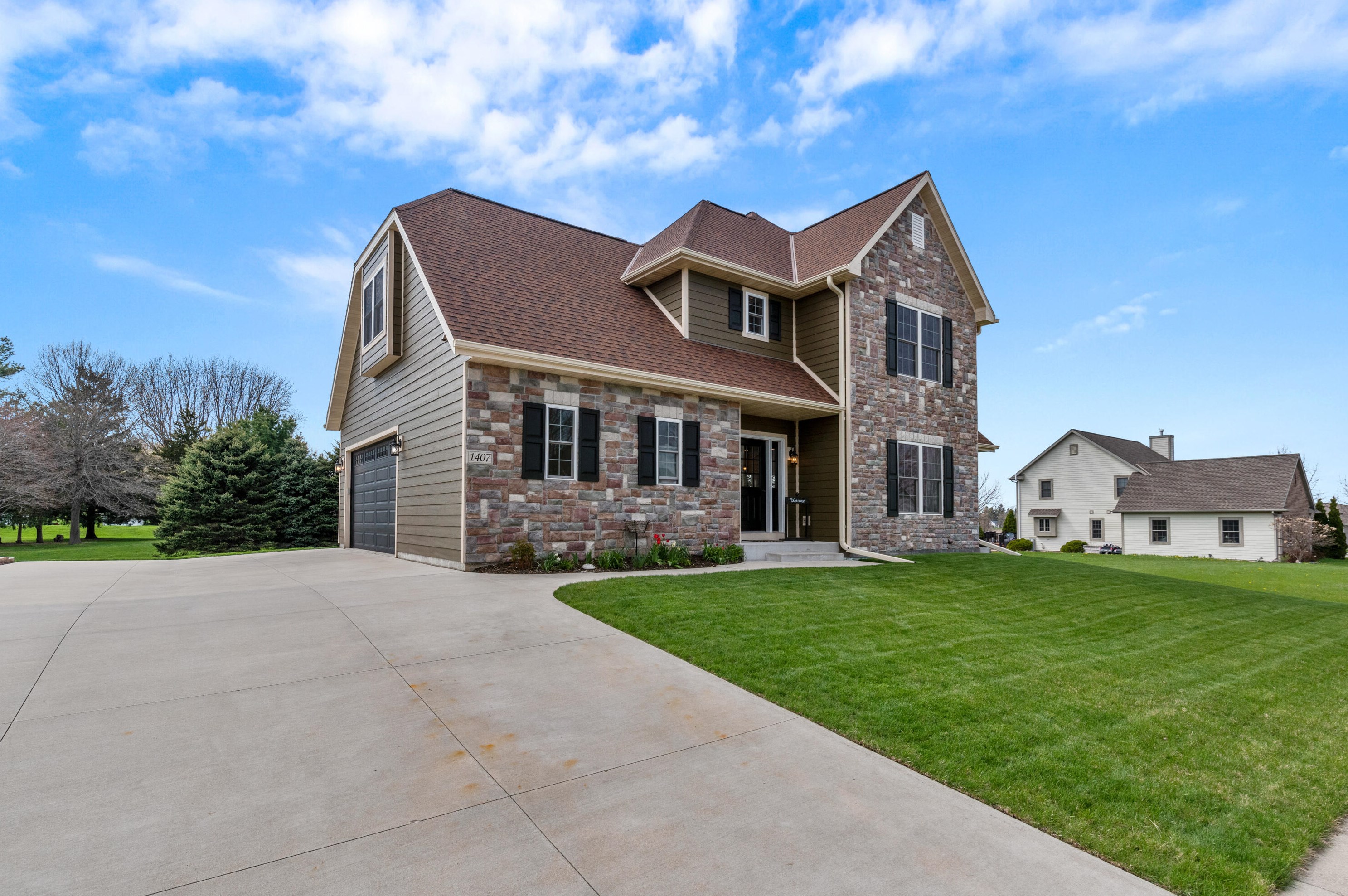 1407 Red Oak Dr, Hartford, WI 53027