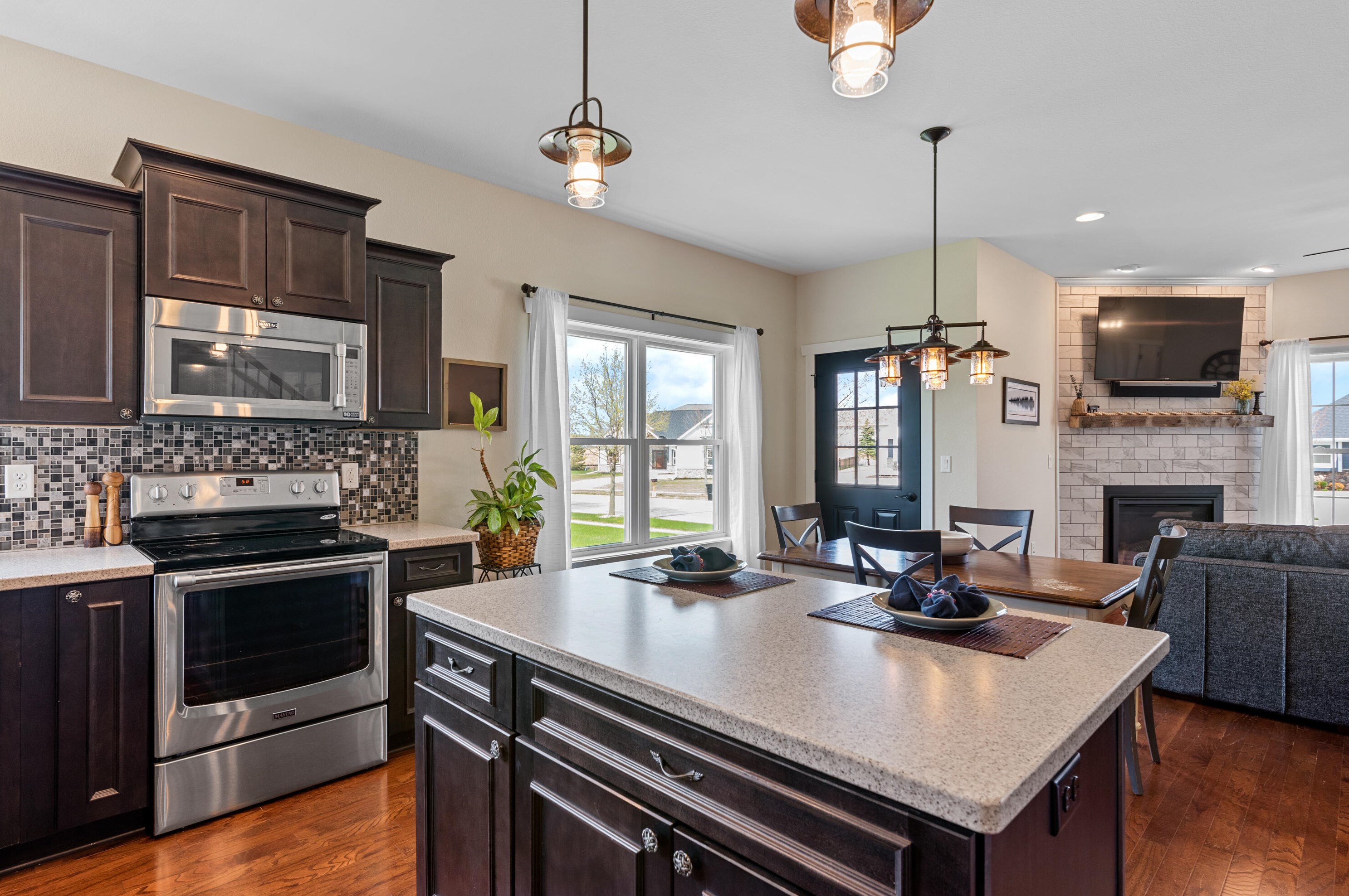 1407 Red Oak Dr, Hartford WI  53027-8722 exterior