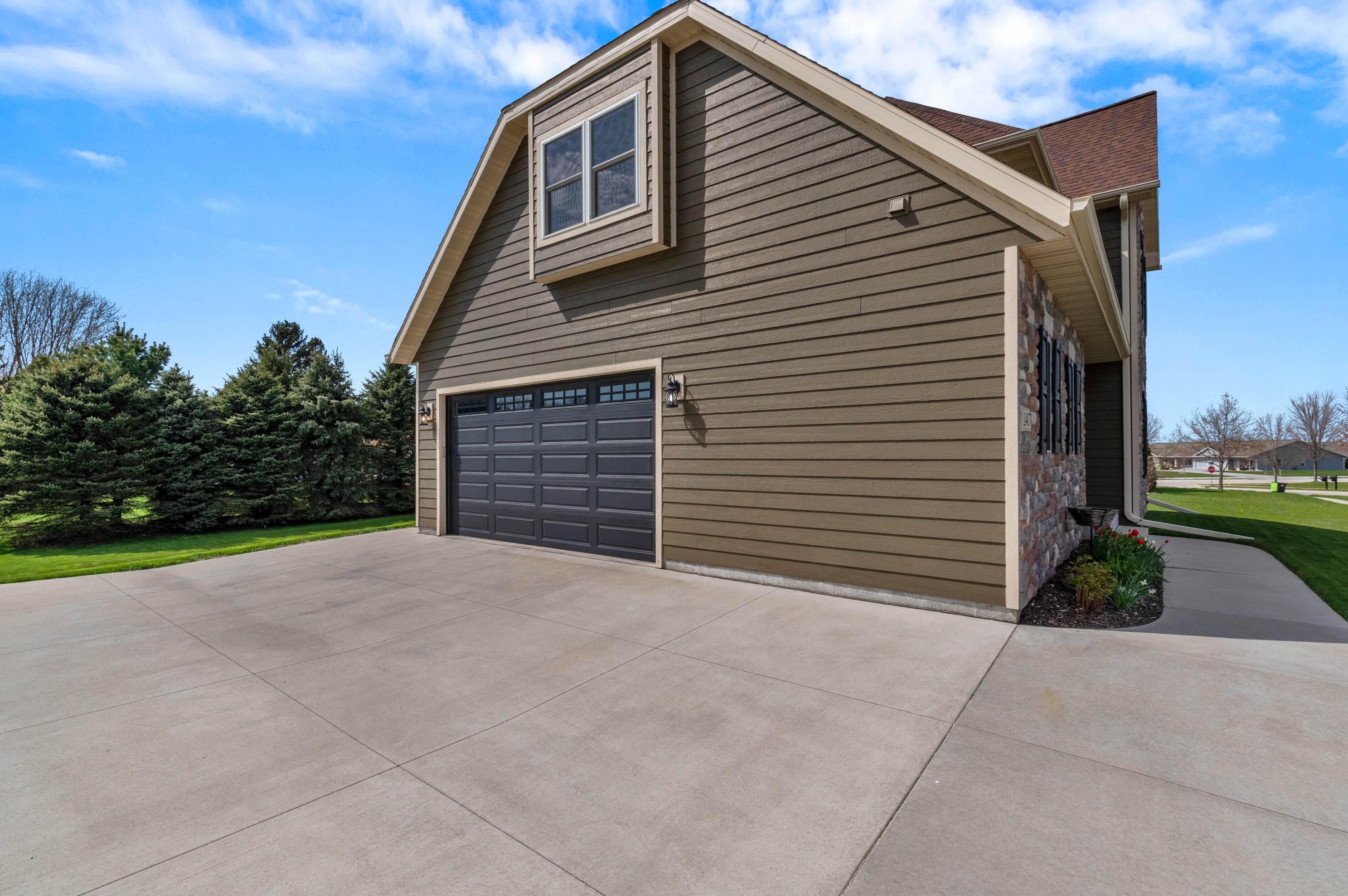 1407 Red Oak Dr, Hartford WI  53027-8722 exterior
