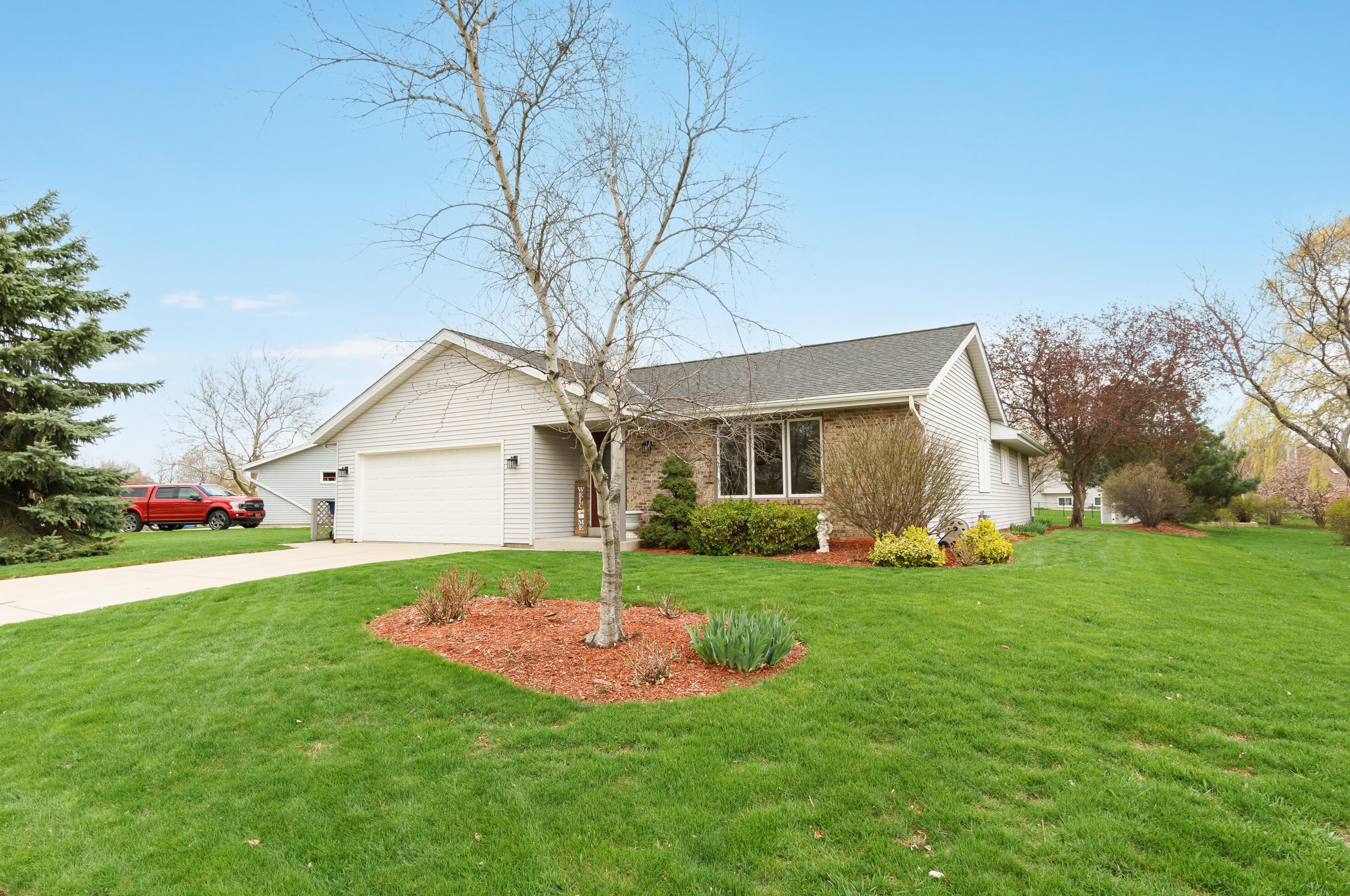 8144 S White Oak Dr, Oak Creek, WI 53154