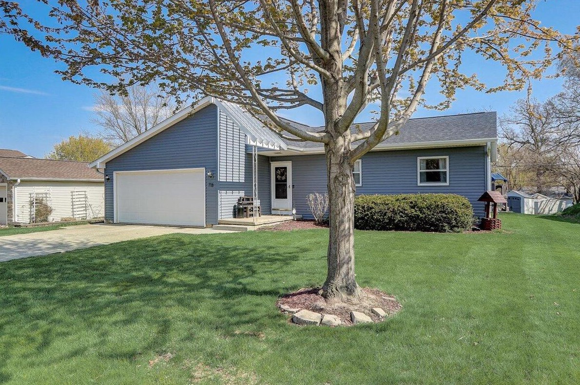 718 Oak Dr, Jefferson, WI 53549-1804