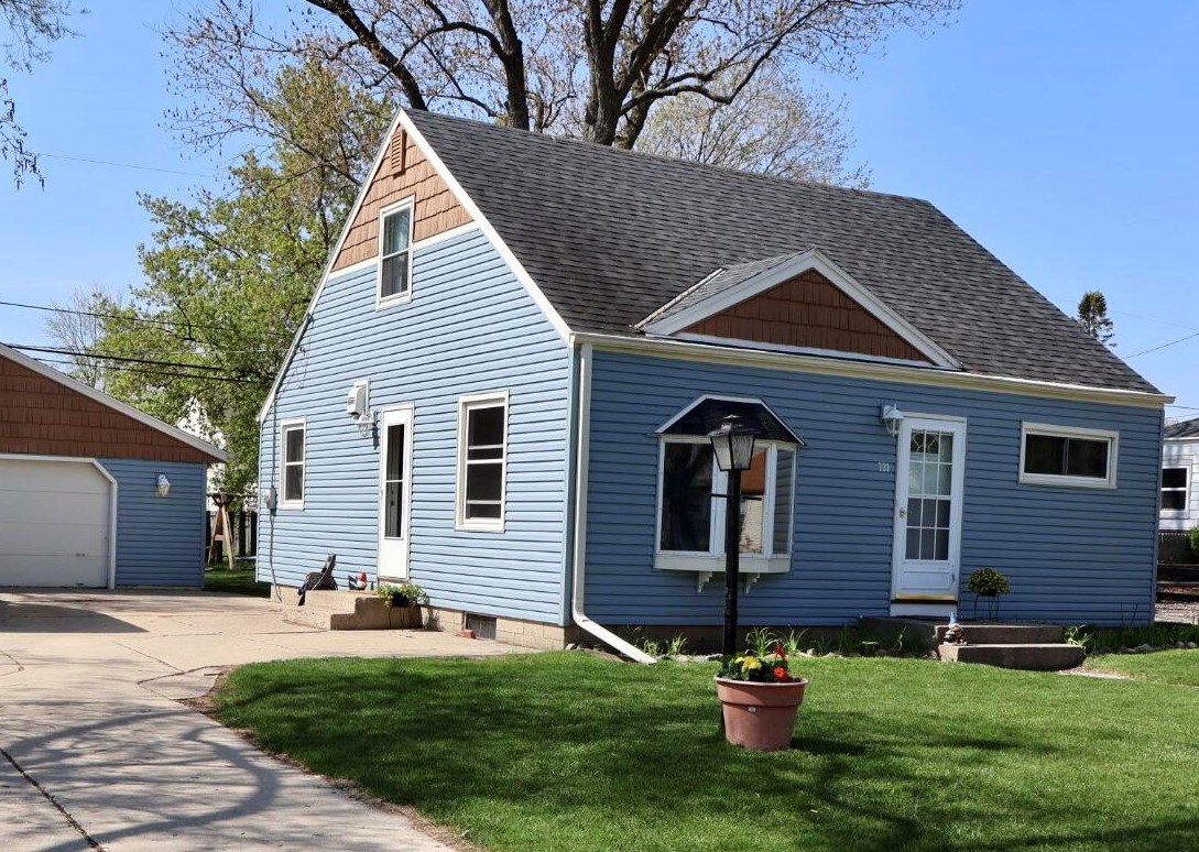 721 Blake Ave, South Milwaukee, WI 53172-3827