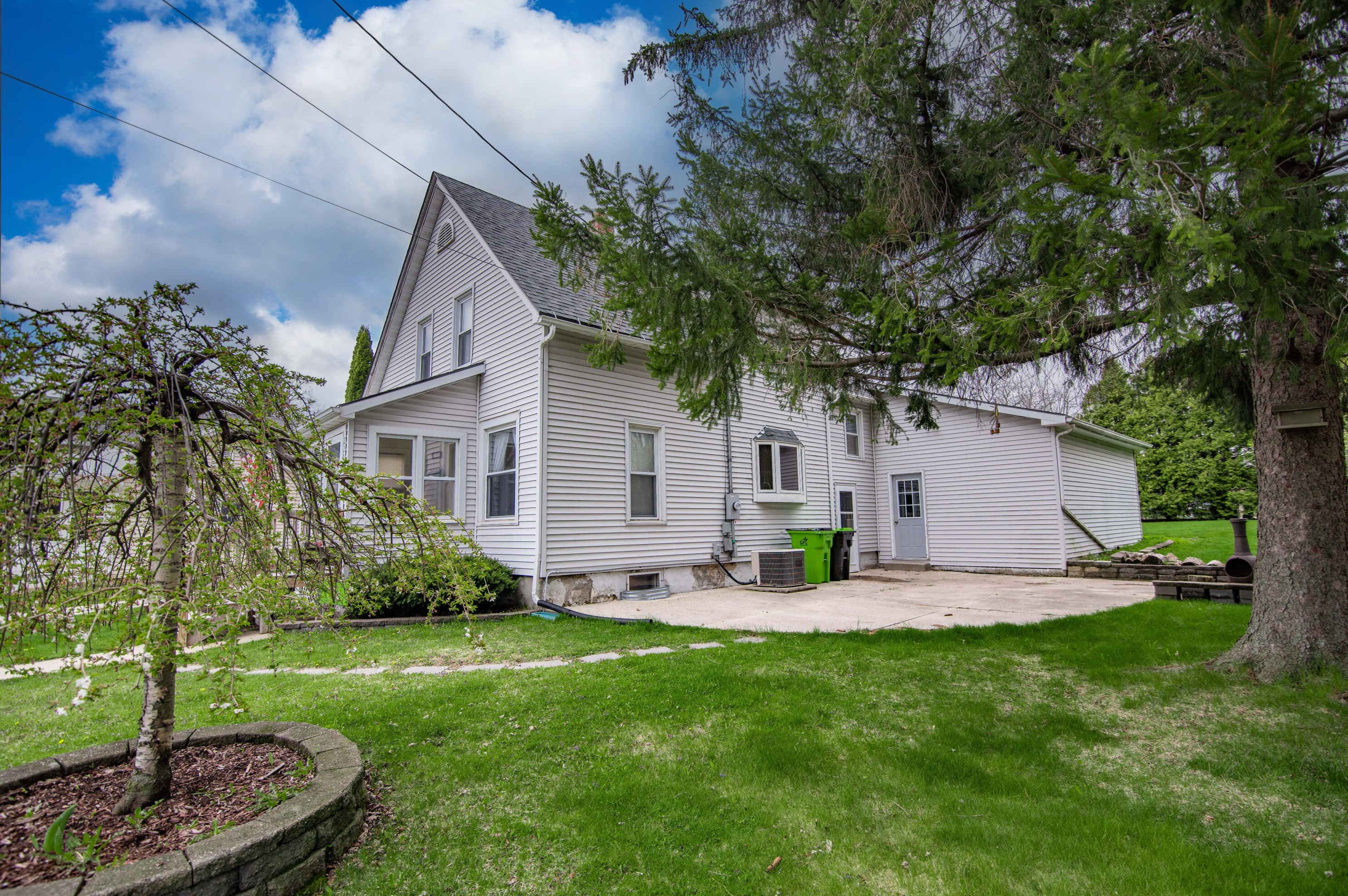 220 High St, Hartford, WI 53027-1120