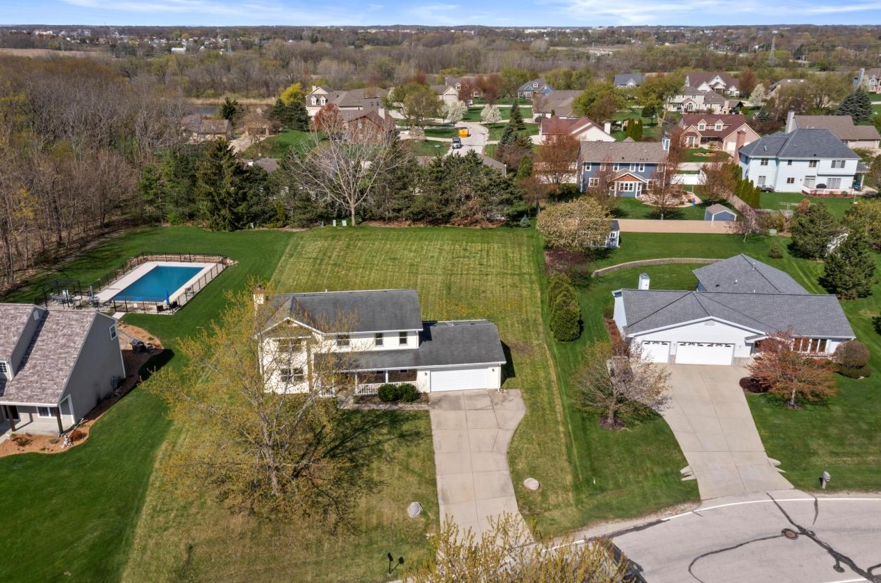 8075 Grewen Dr, Oak Creek, WI 53154-3144