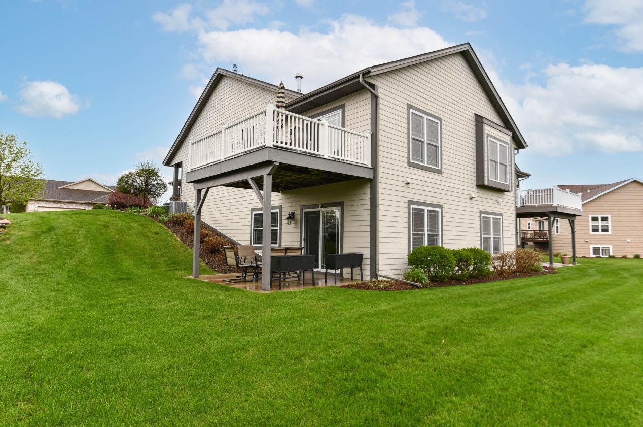 382 Oak Hill Cir, Lyons, WI 53105-7240