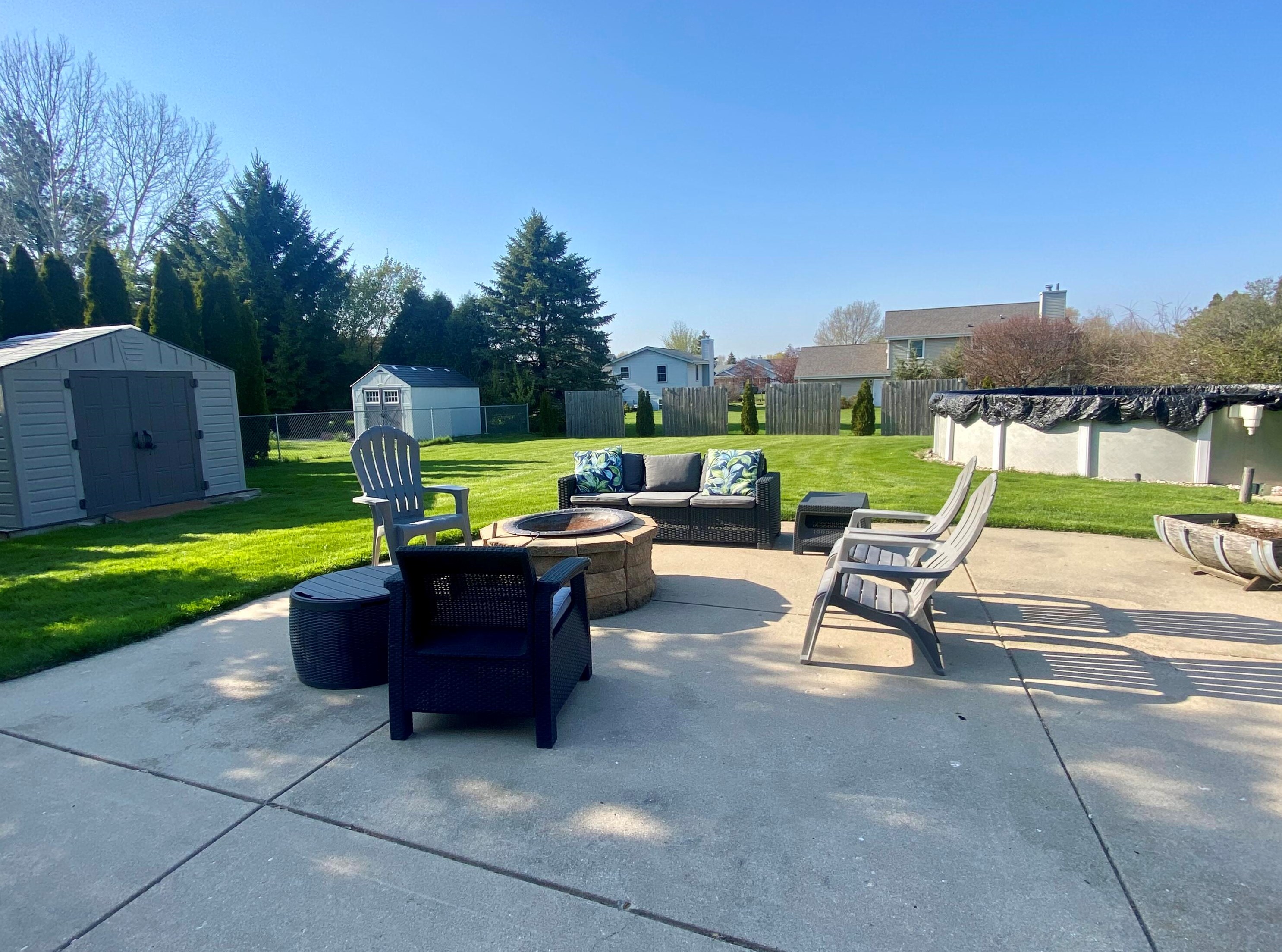 8700 Puetz Rd, Hales Corners, WI 53132-8548