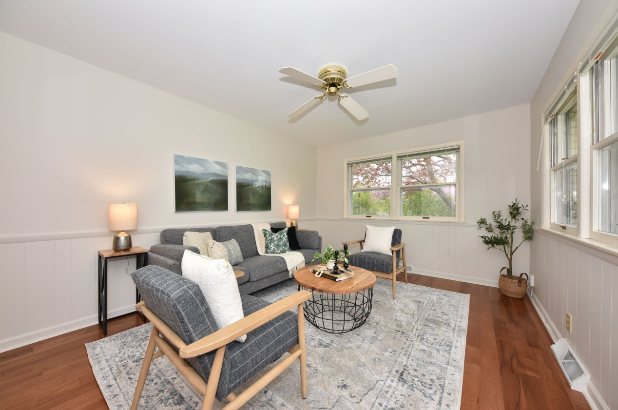 2526 W Glenbrook Ln, Thiensville, WI 53092