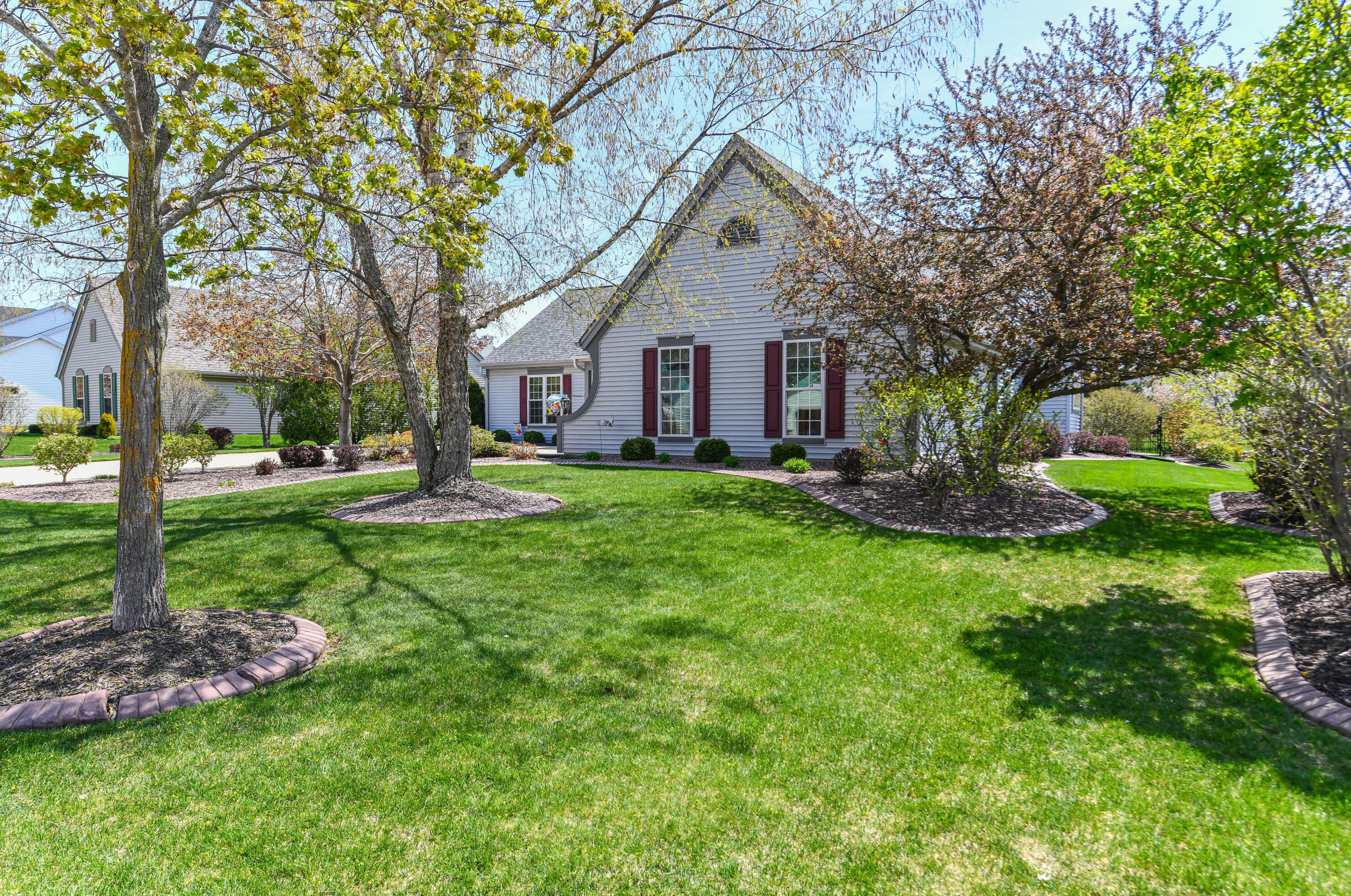 4203 Lakeview Dr, Hales Corners, WI 53132-8496