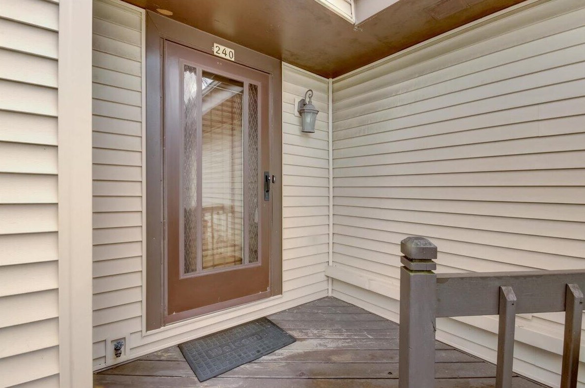 240 Drexel Ave, Oak Creek, WI 53154-2028