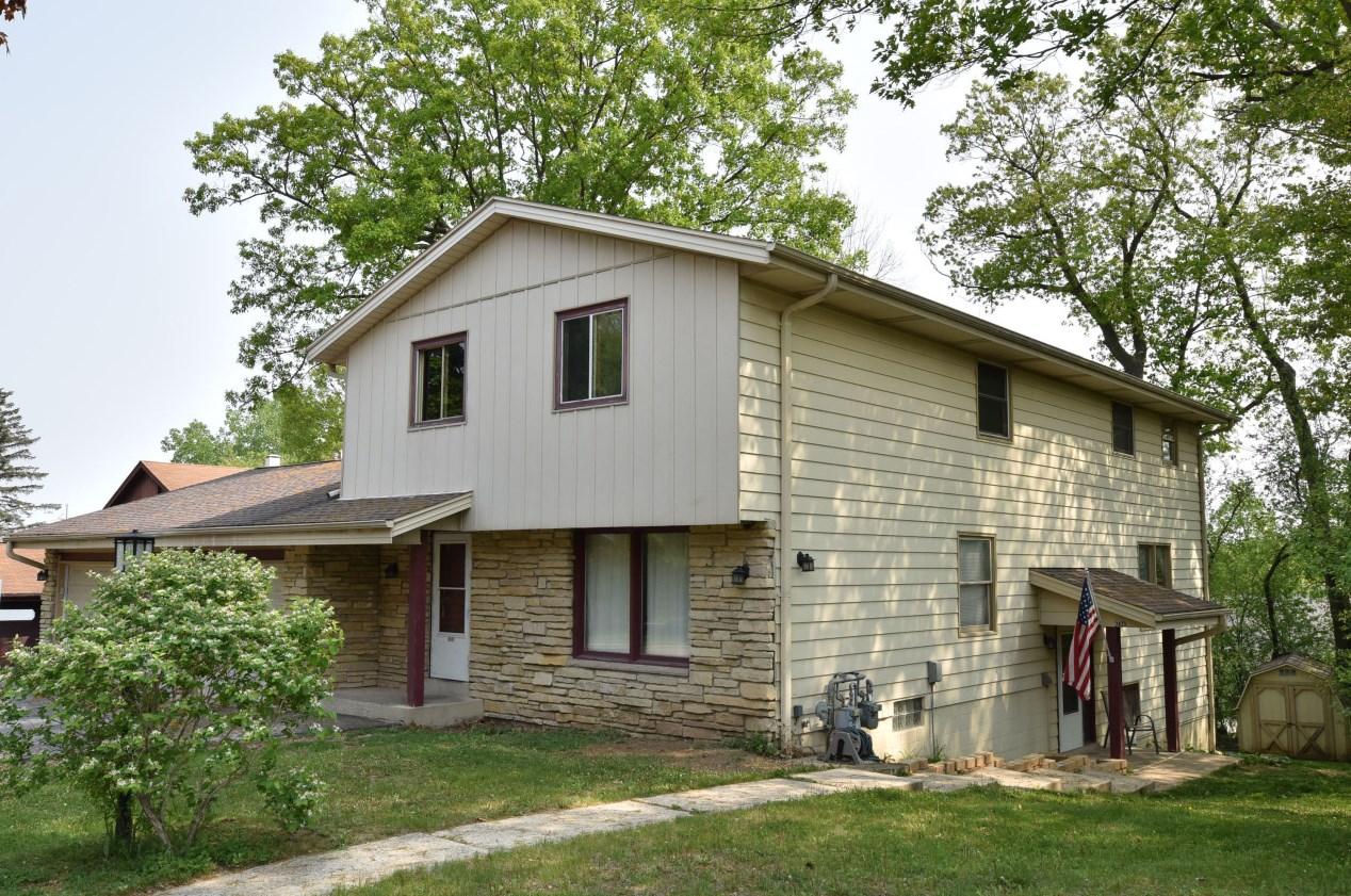 2421 Pebble Valley Rd #2423, Waukesha, WI 53188