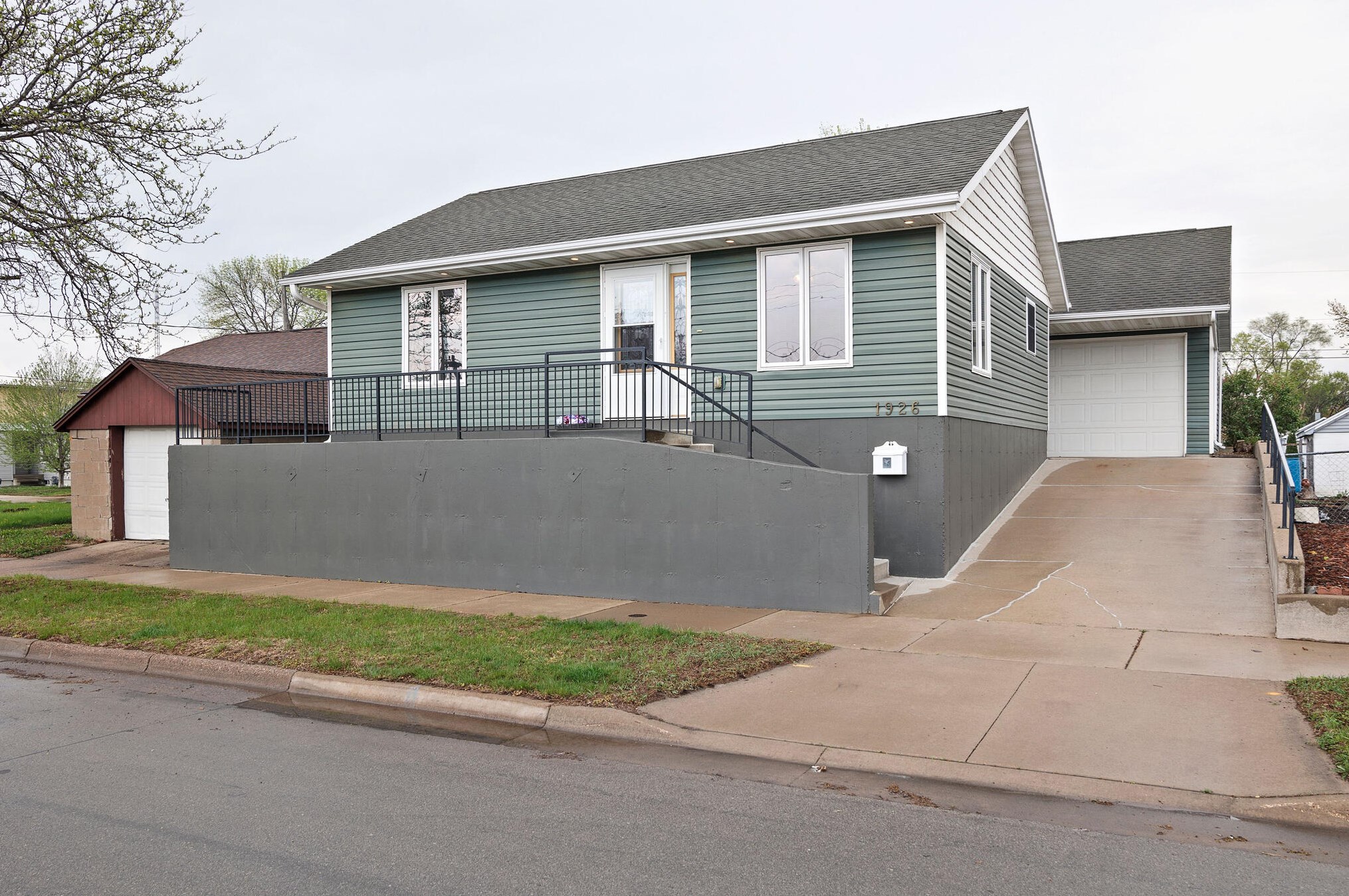 1926 Caledonia St, La Crosse, WI 54603