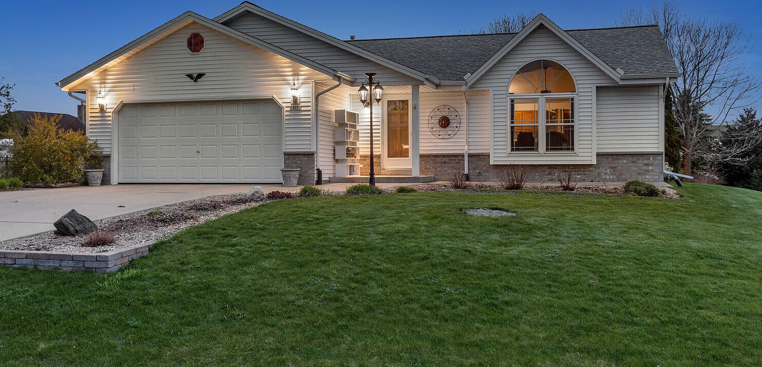10601 Greenway Dr, Oak Creek, WI 53154-6625