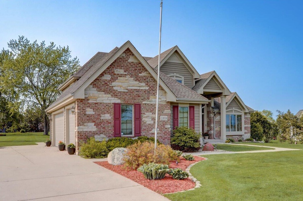 8529 S Parkland Dr, Hales Corners, WI 53132
