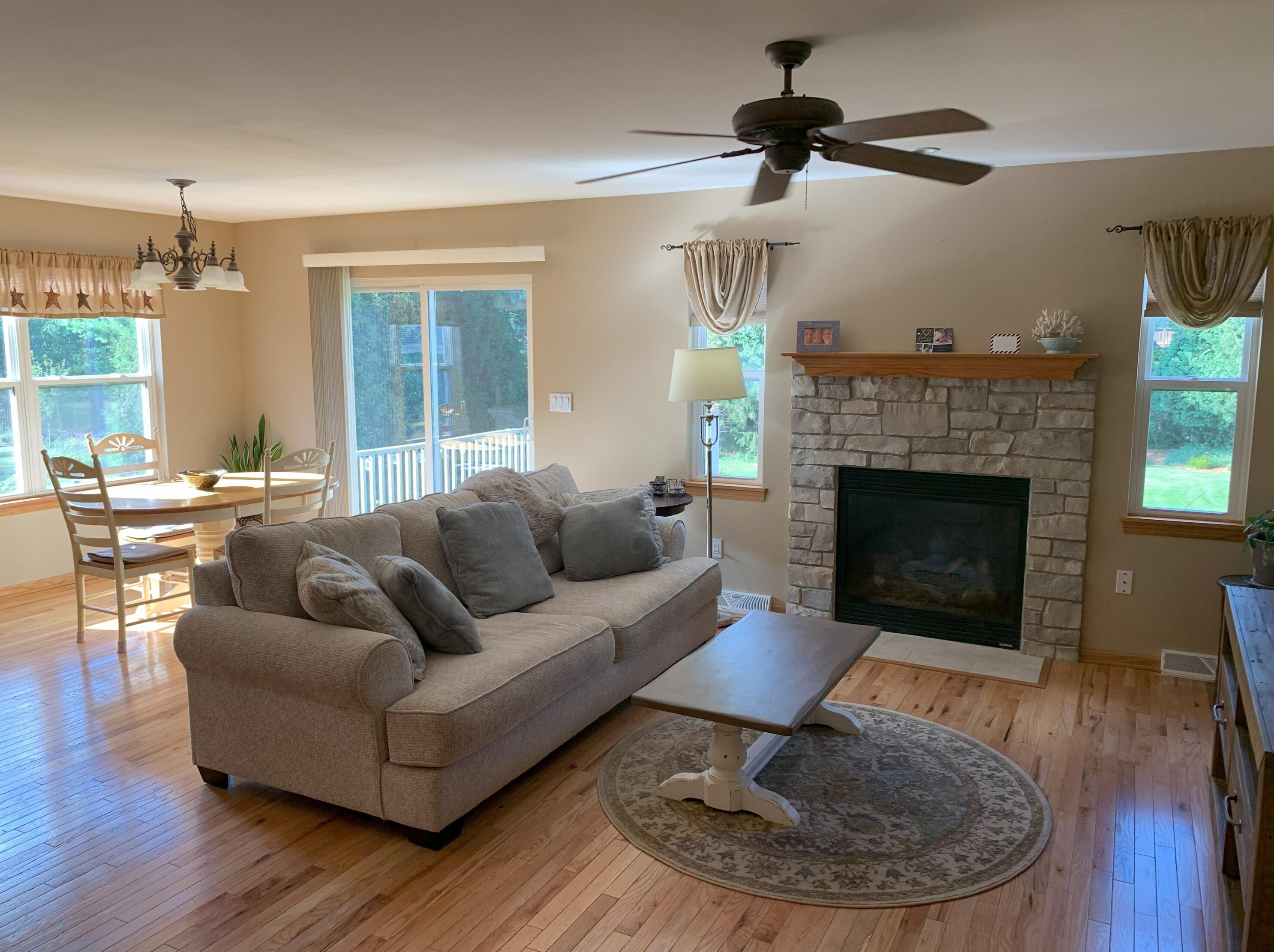 1023 Sunset Dr, Delafield, WI 53018-1946