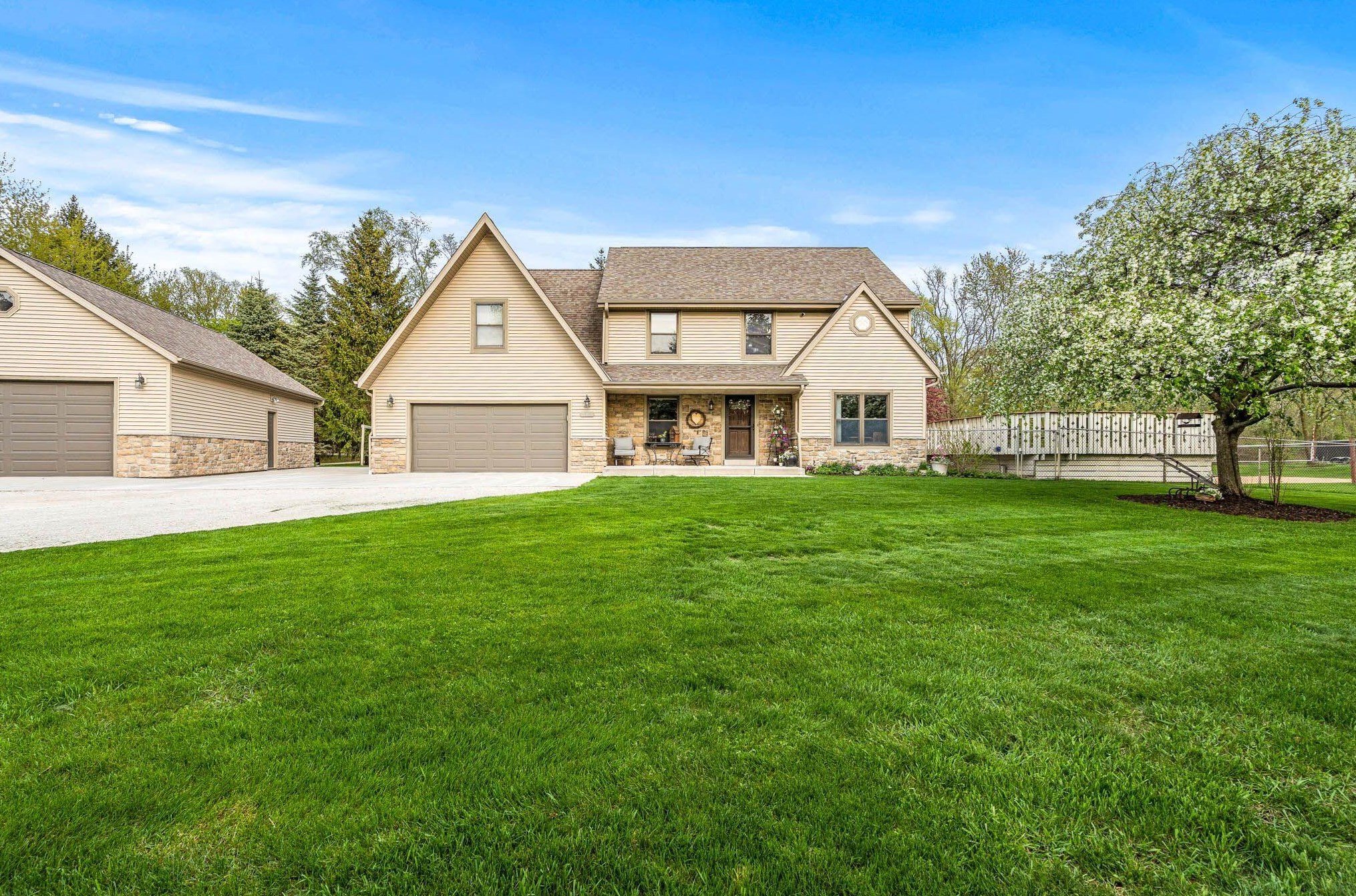 26861 Oakridge Dr, Waterford, WI 53185