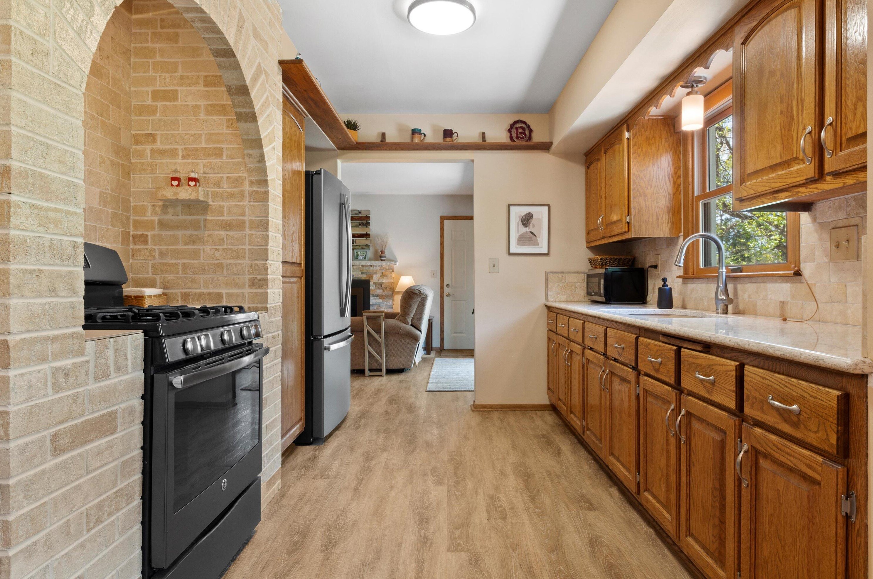 12210 Ridge Trl, Hales Corners, WI 53130-2334