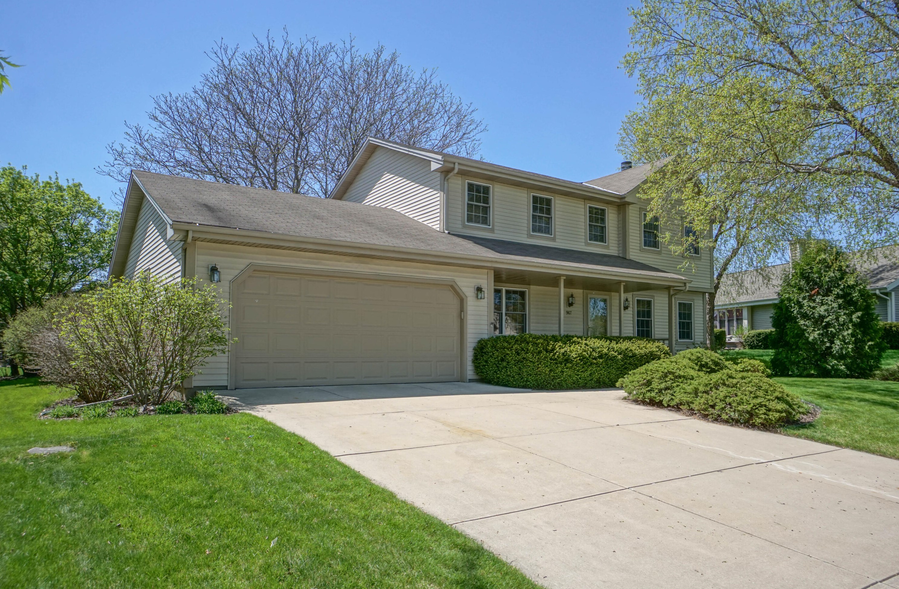 967 Shore Dr, Pewaukee, WI 53072-2659