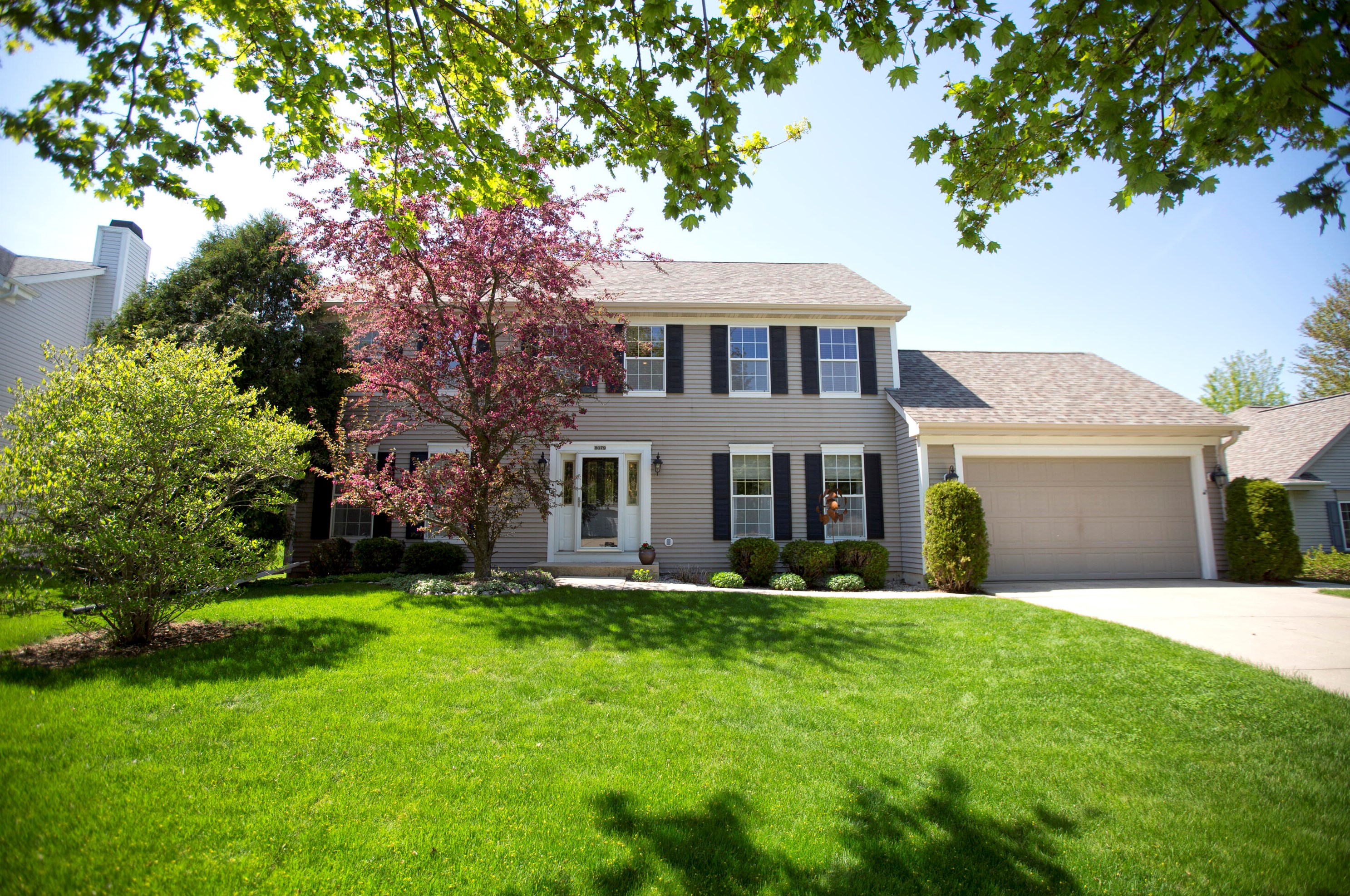 8079 85th St, Hales Corners, WI 53132-8571