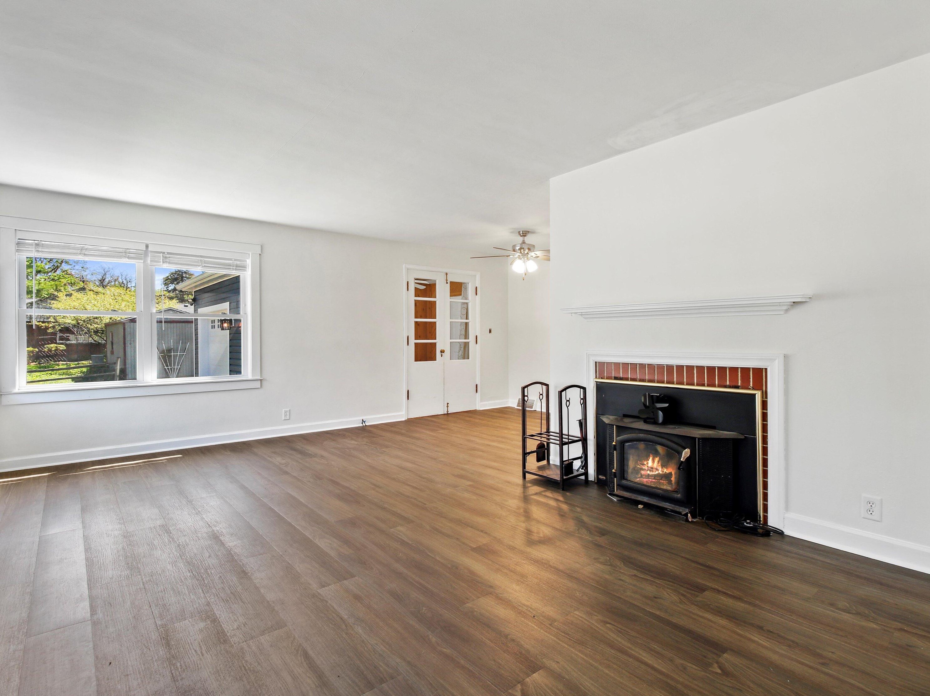 28 Spencer St, Elkhorn, WI 53121-1664