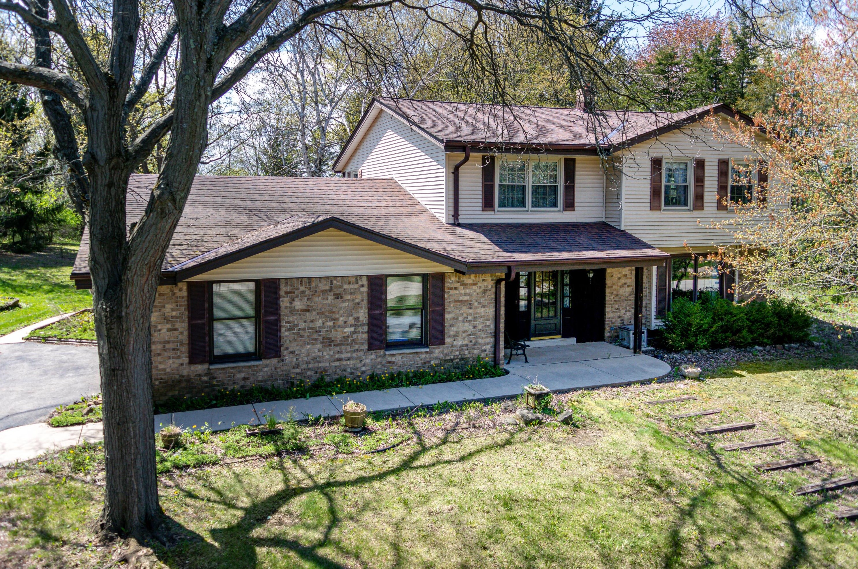 1485 Skyline Dr, Cedarburg, WI 53012-9396