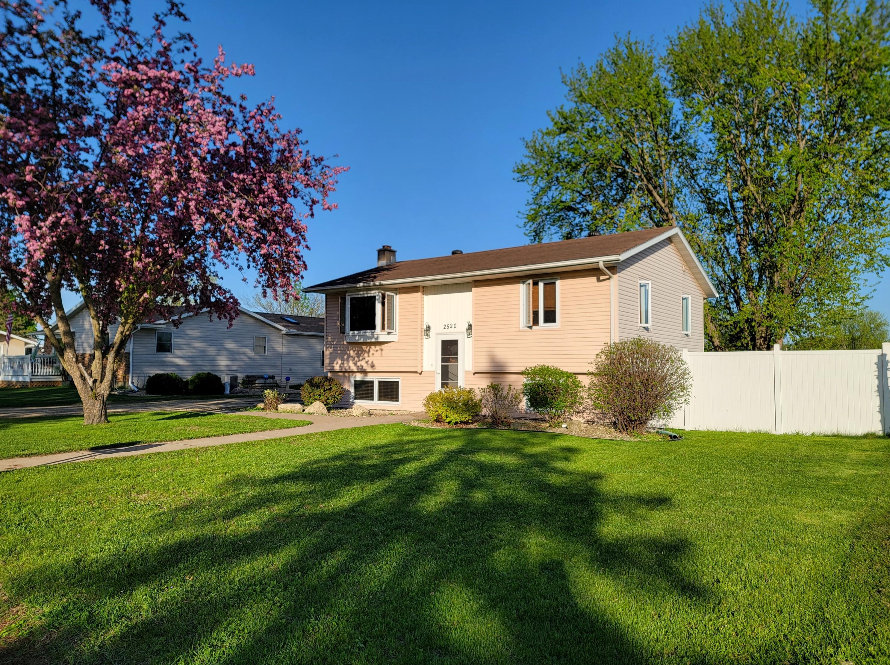 2520 Island Park Rd, La Crosse, WI 54603