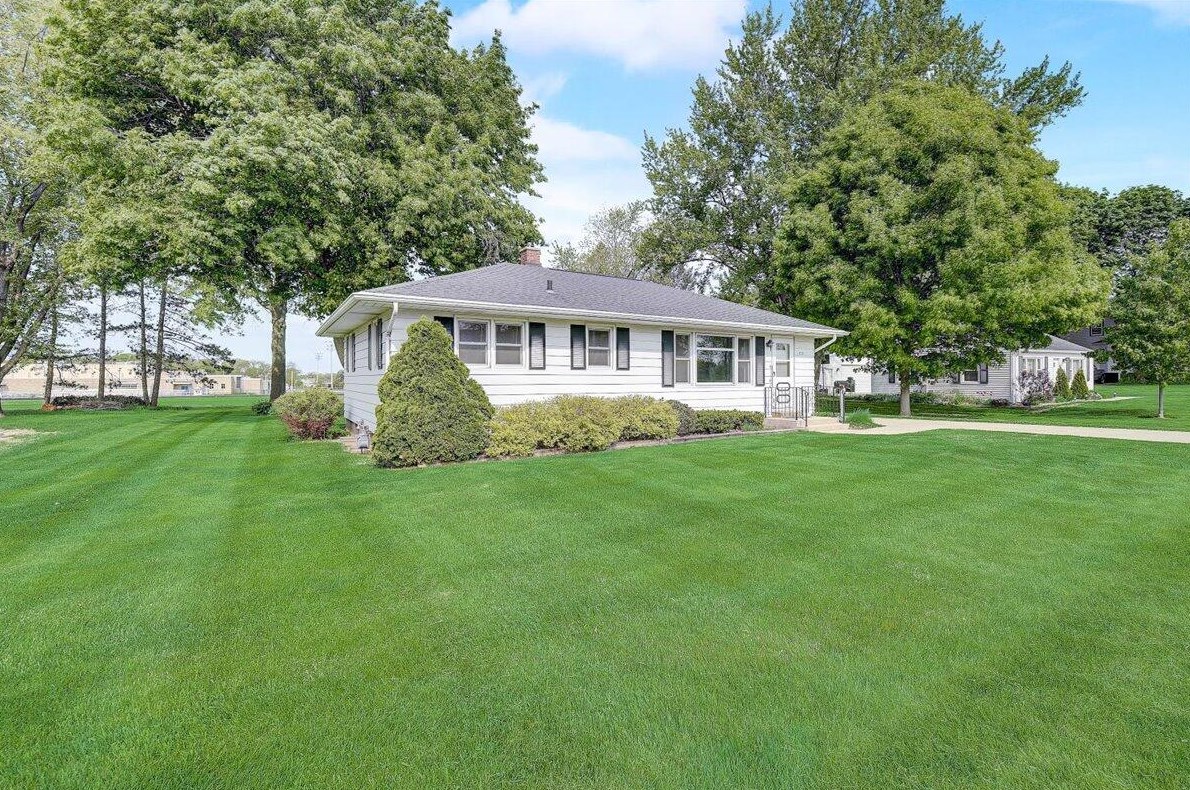 809 S Main St, Lake Mills, WI 53551