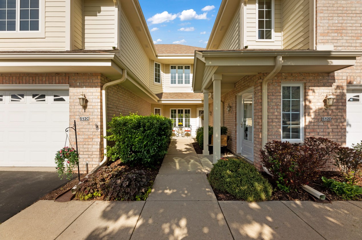 512 Arbor Oaks Ln #c, Waukesha, WI 53188