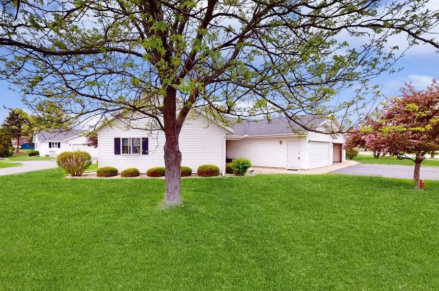614 Westbury Ln, Delavan, WI 53115
