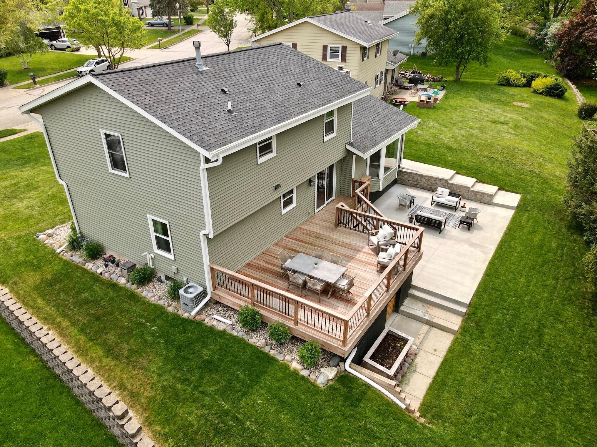 241 Parkview Ct, Pewaukee, WI 53072