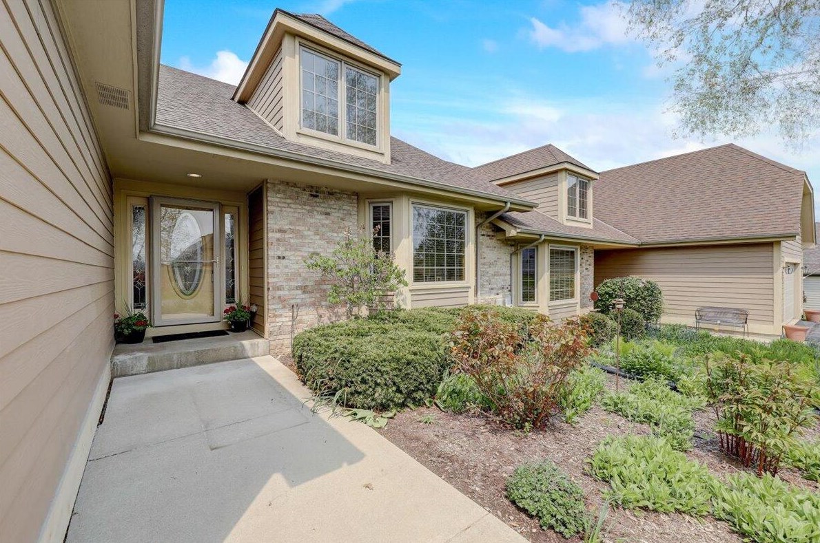 2064 Upper Ridge Rd, Port Washington, WI 53074-9660