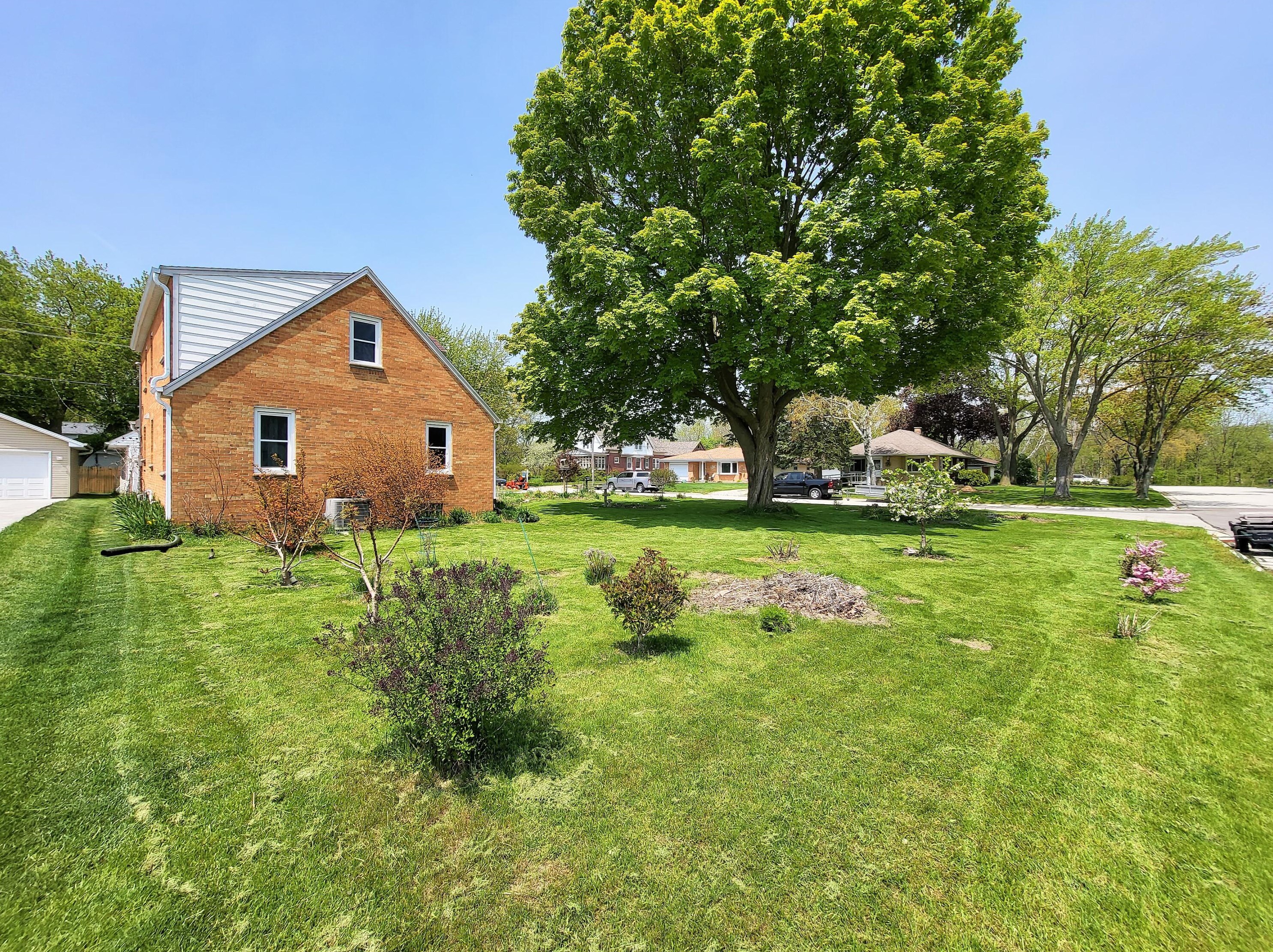 1703 Menomonee Ave, South Milwaukee WI  53172-2941 exterior