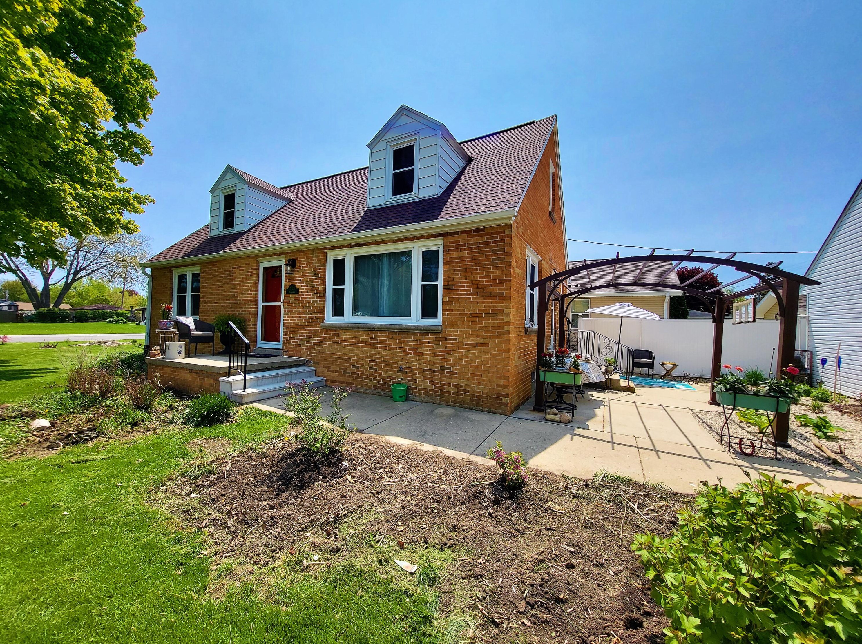 1703 Menomonee Ave, South Milwaukee WI  53172-2941 exterior