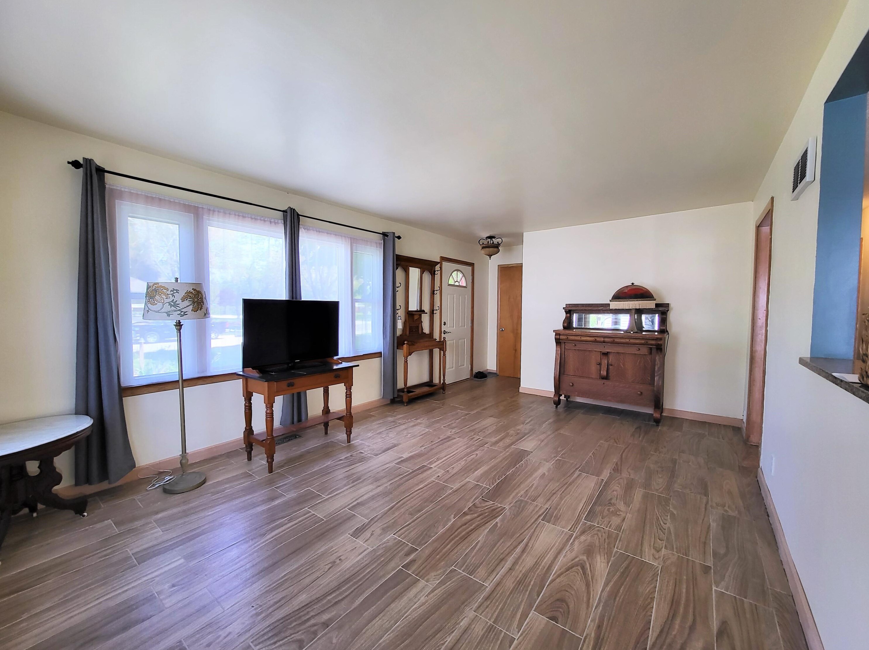 1703 Menomonee Ave, South Milwaukee WI  53172-2941 exterior