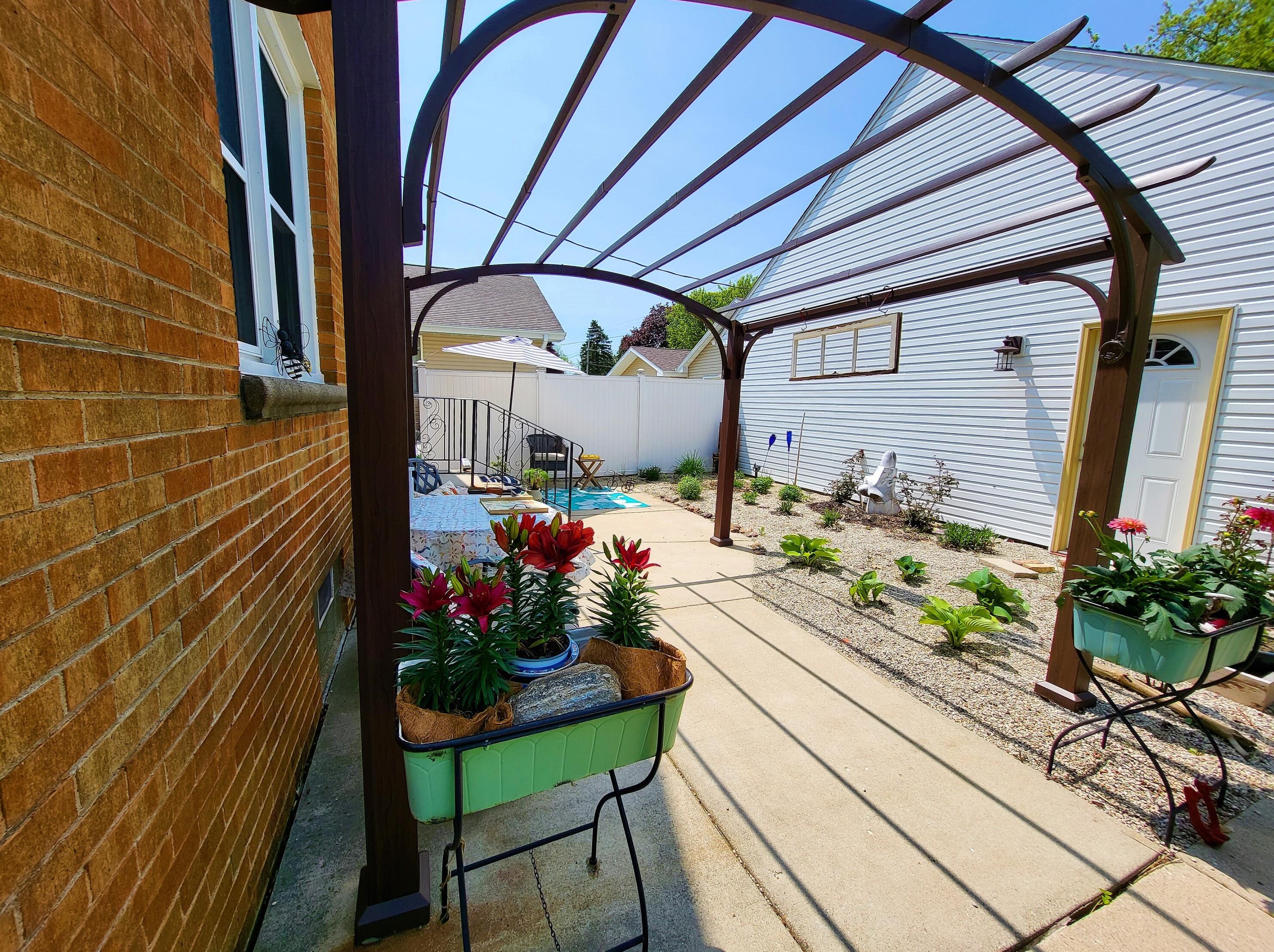 1703 Menomonee Ave, South Milwaukee WI  53172-2941 exterior