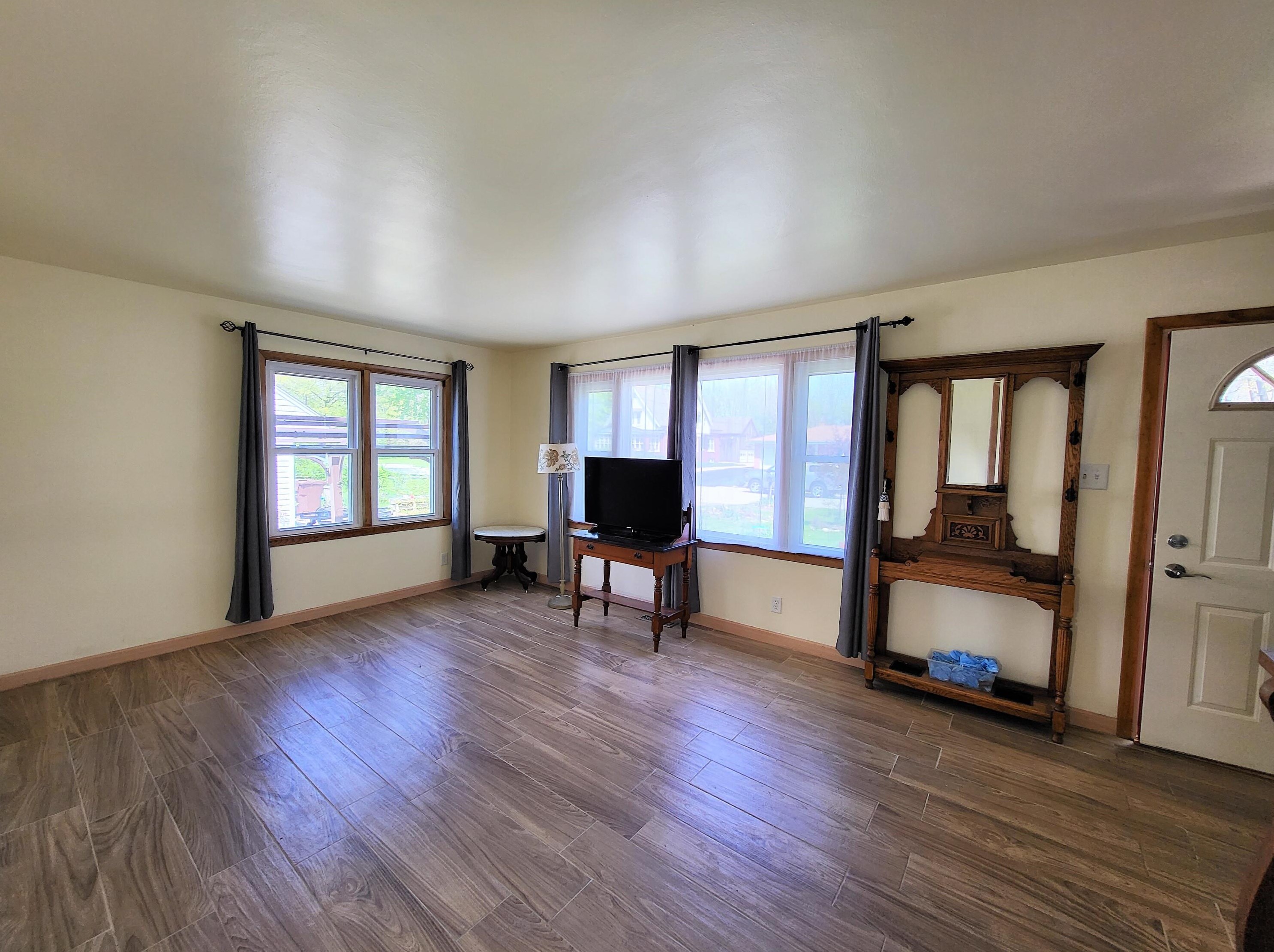 1703 Menomonee Ave, South Milwaukee WI  53172-2941 exterior