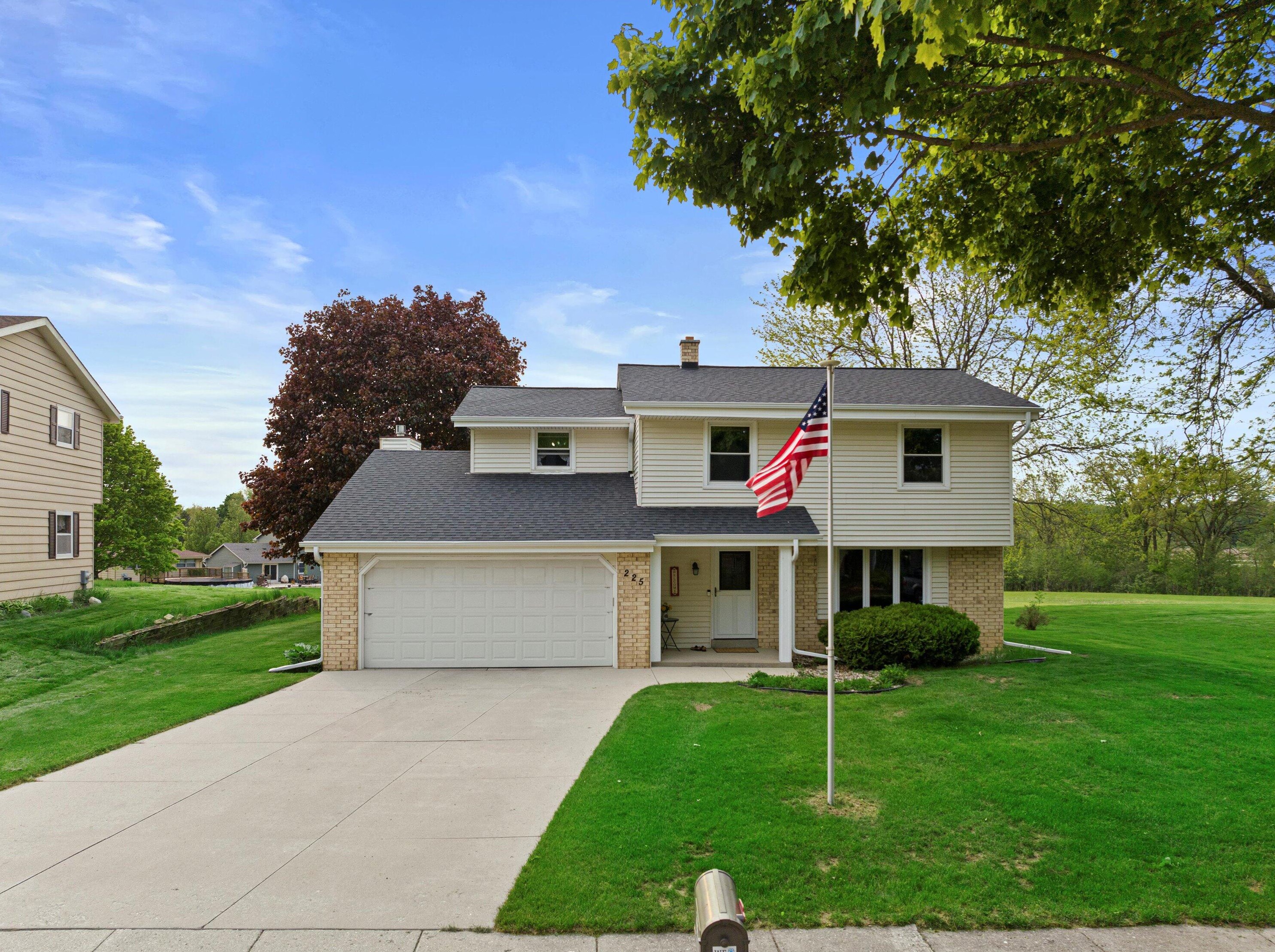 225 Meadowside Ct, Pewaukee, WI 53072