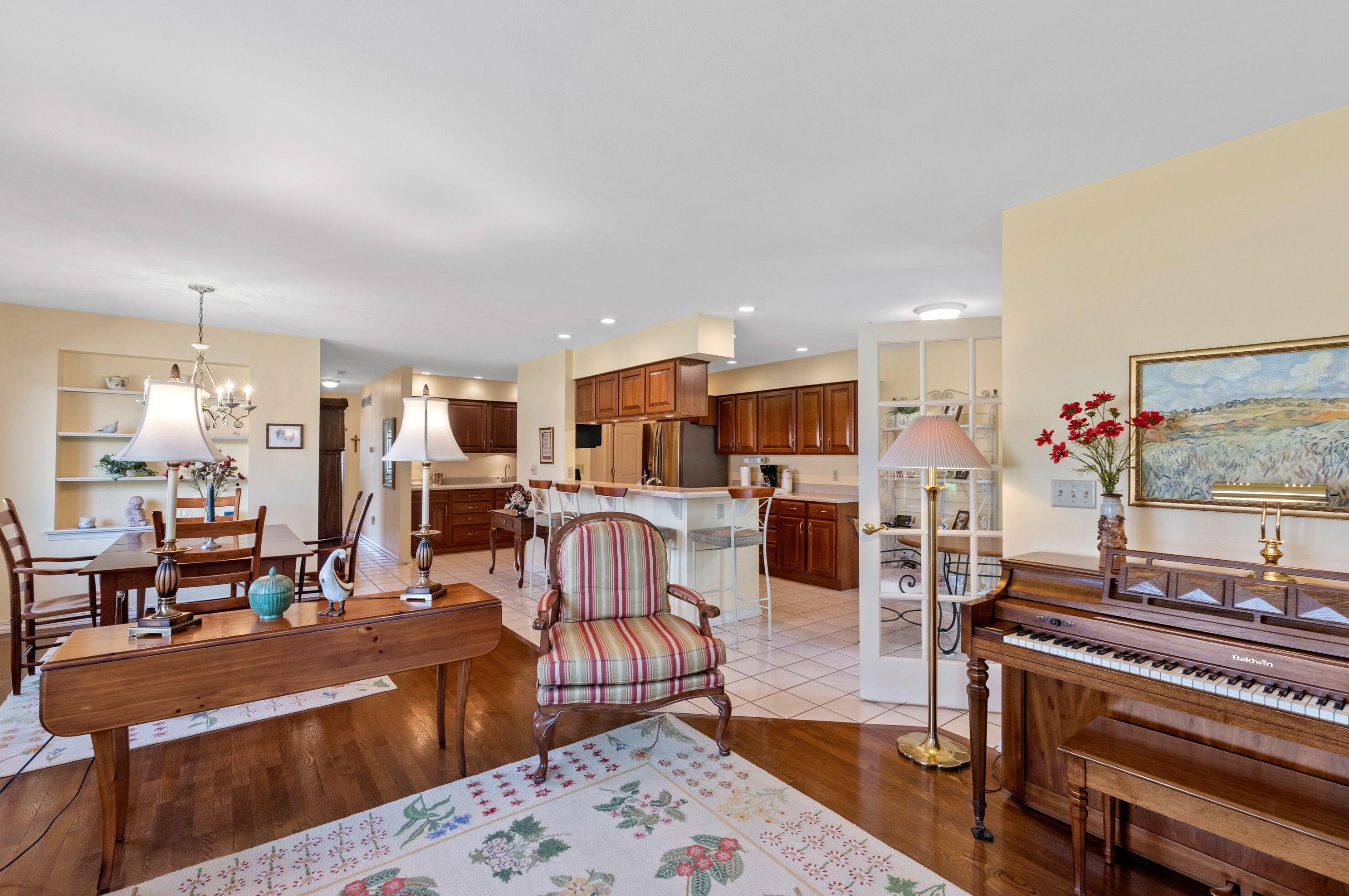11027 N Mequon Square Dr, Thiensville, WI 53092