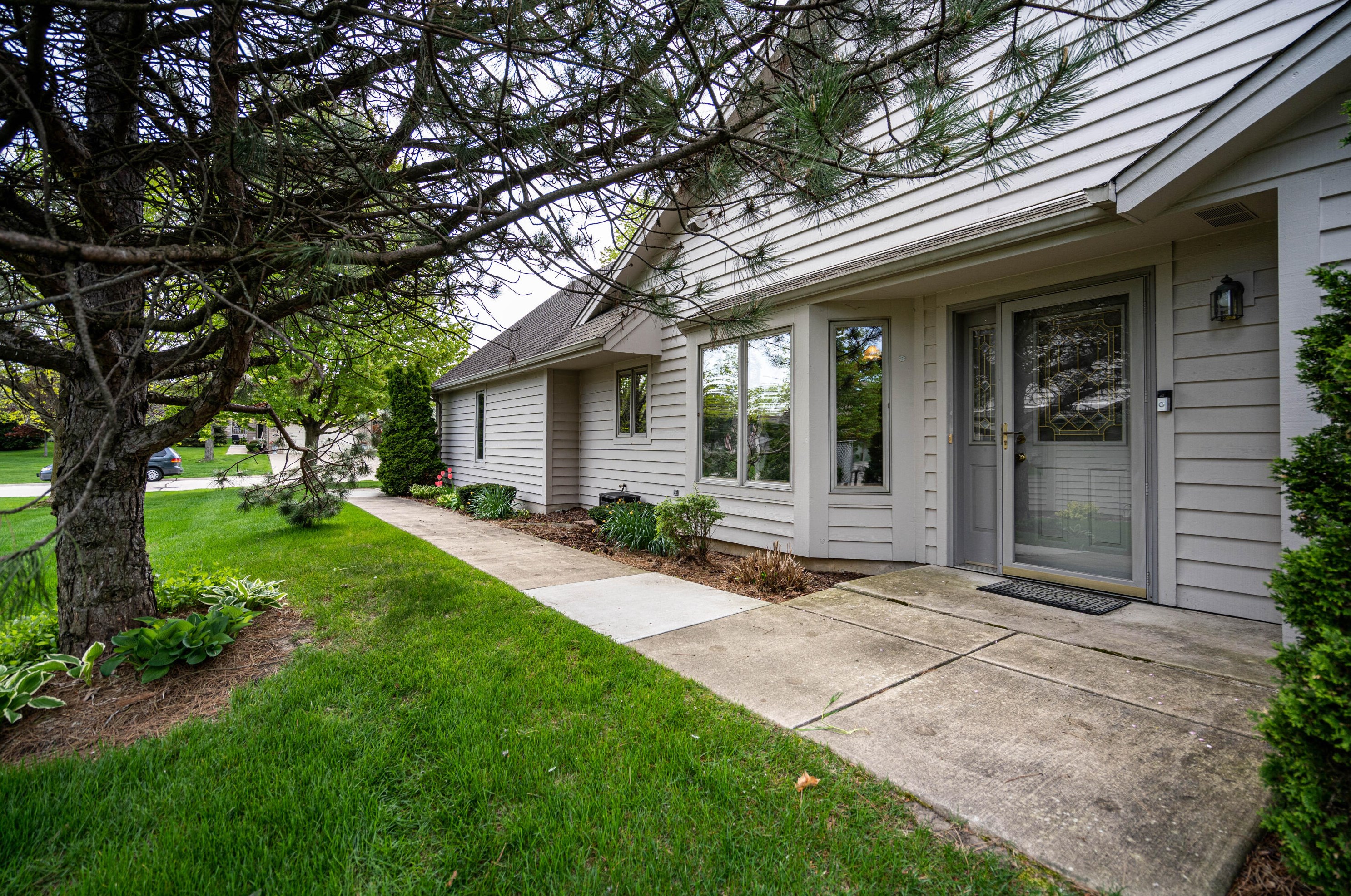 402 Green Valley Dr, Racine, WI 53406