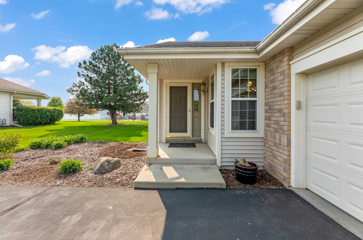 2931 Clearwater Ln, Waukesha, WI 53189