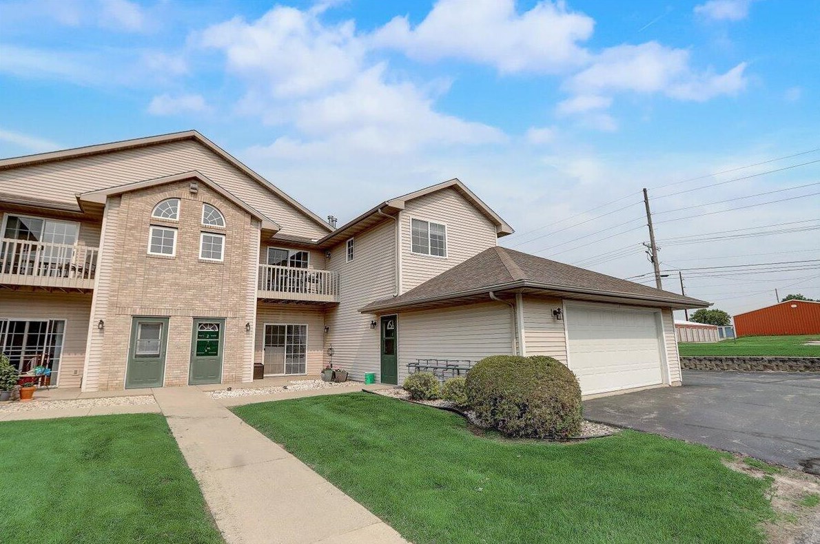 300 E Tyranena Park Rd #1, Lake Mills, WI 53551