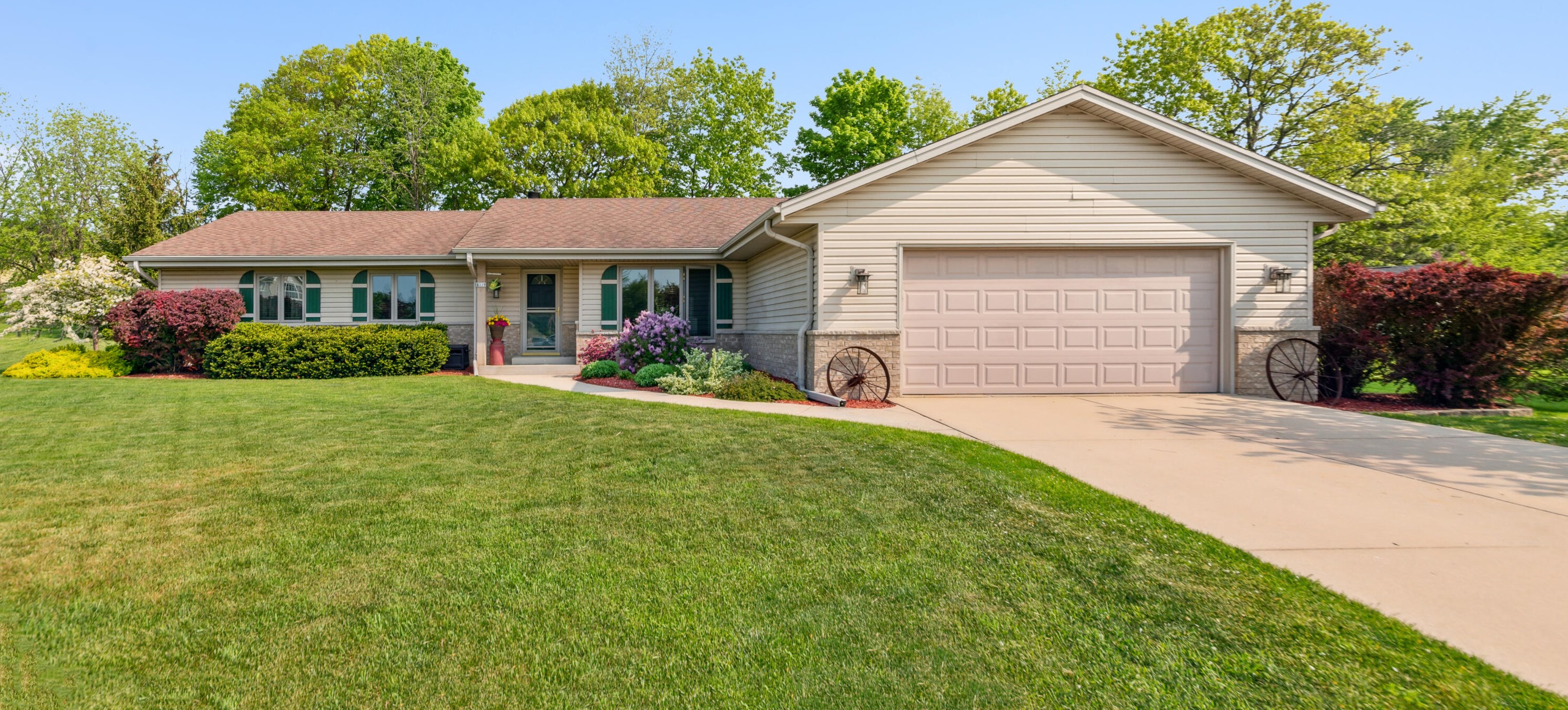 8319 Woodridge Dr, Oak Creek, WI 53154-2700