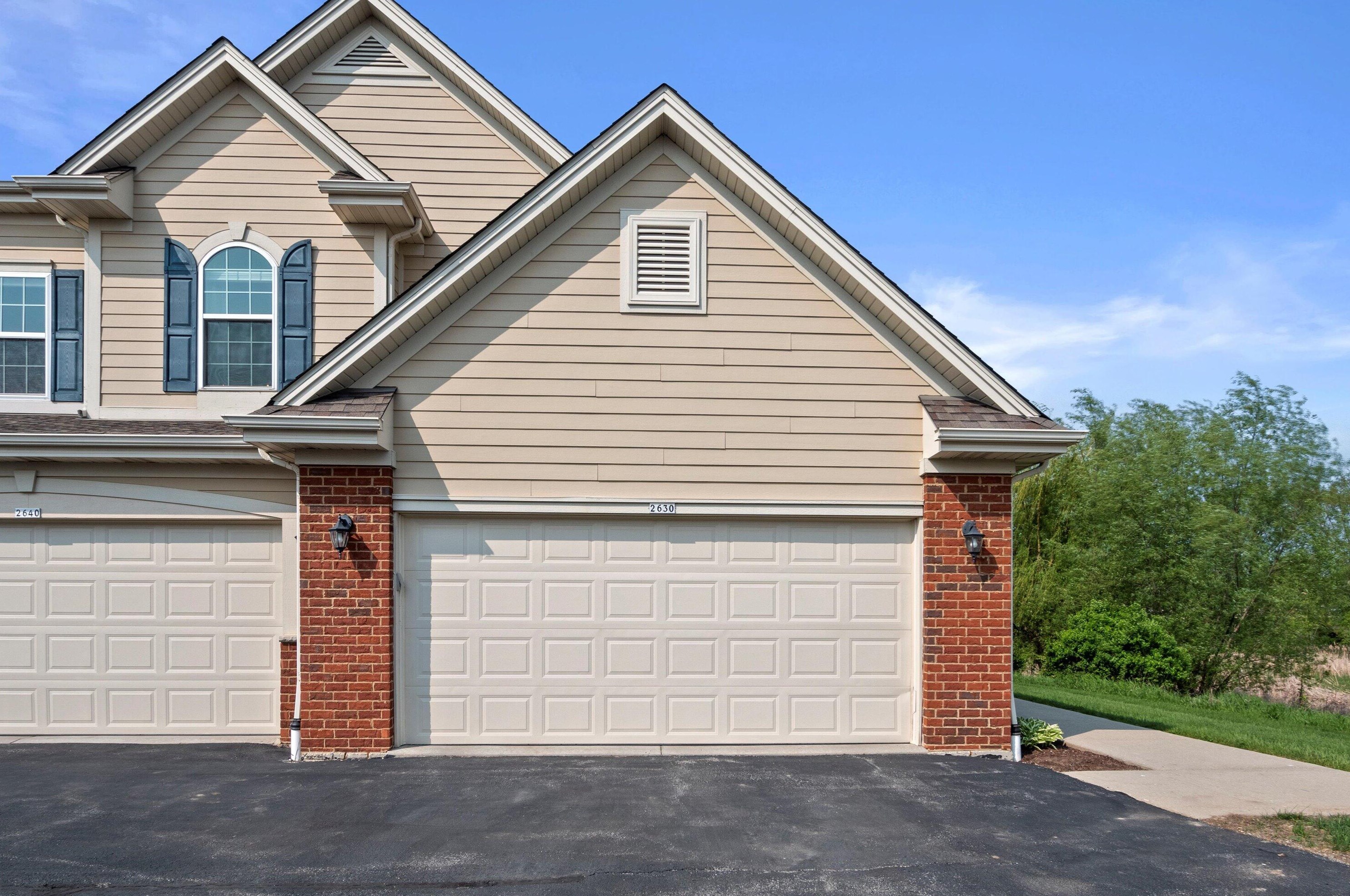 2630 W Colonial Woods Dr, Oak Creek, WI 53154